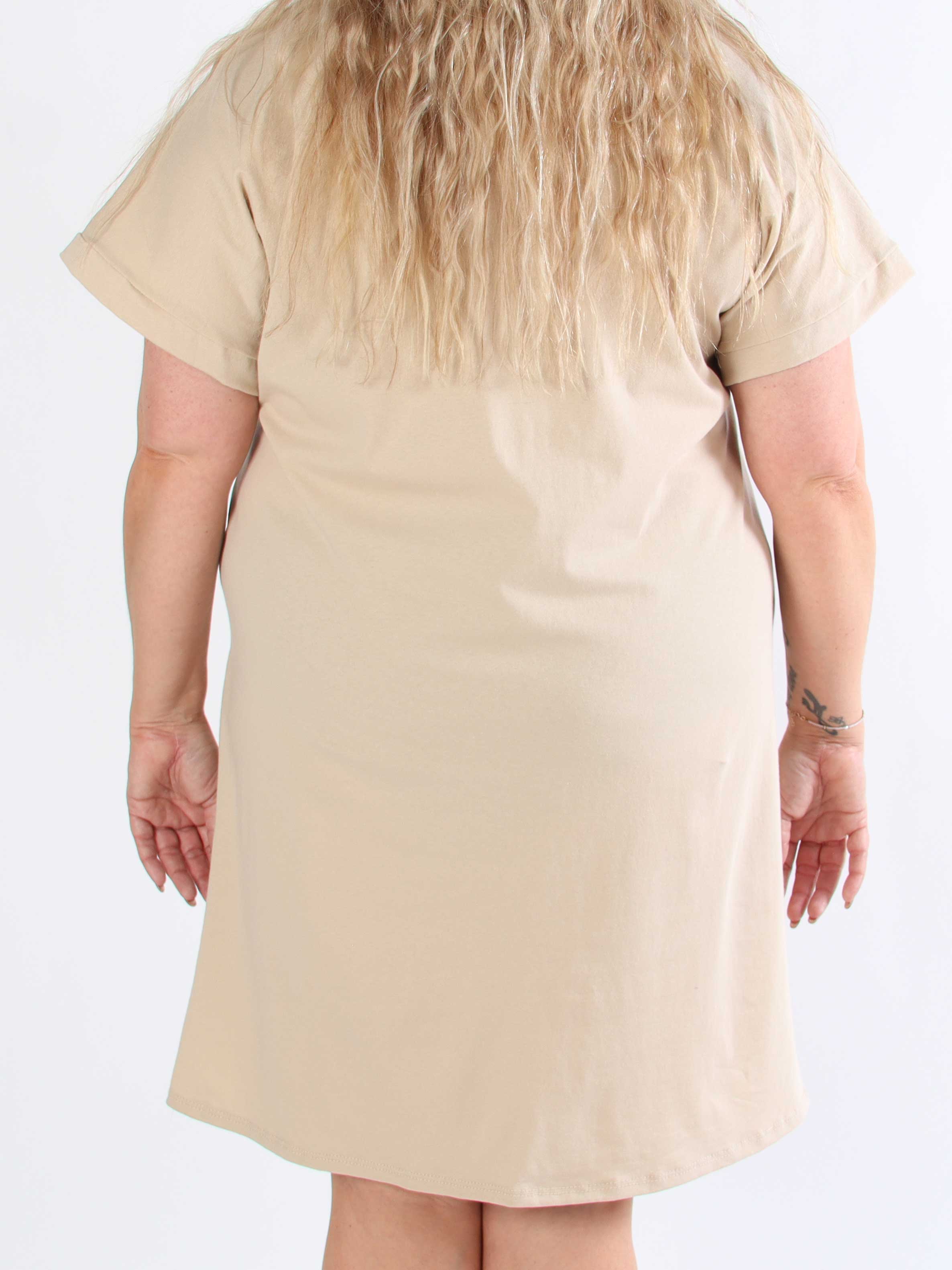 Tasmine - Plus size Brooklyn t-shirtklänning i mjuk bomull