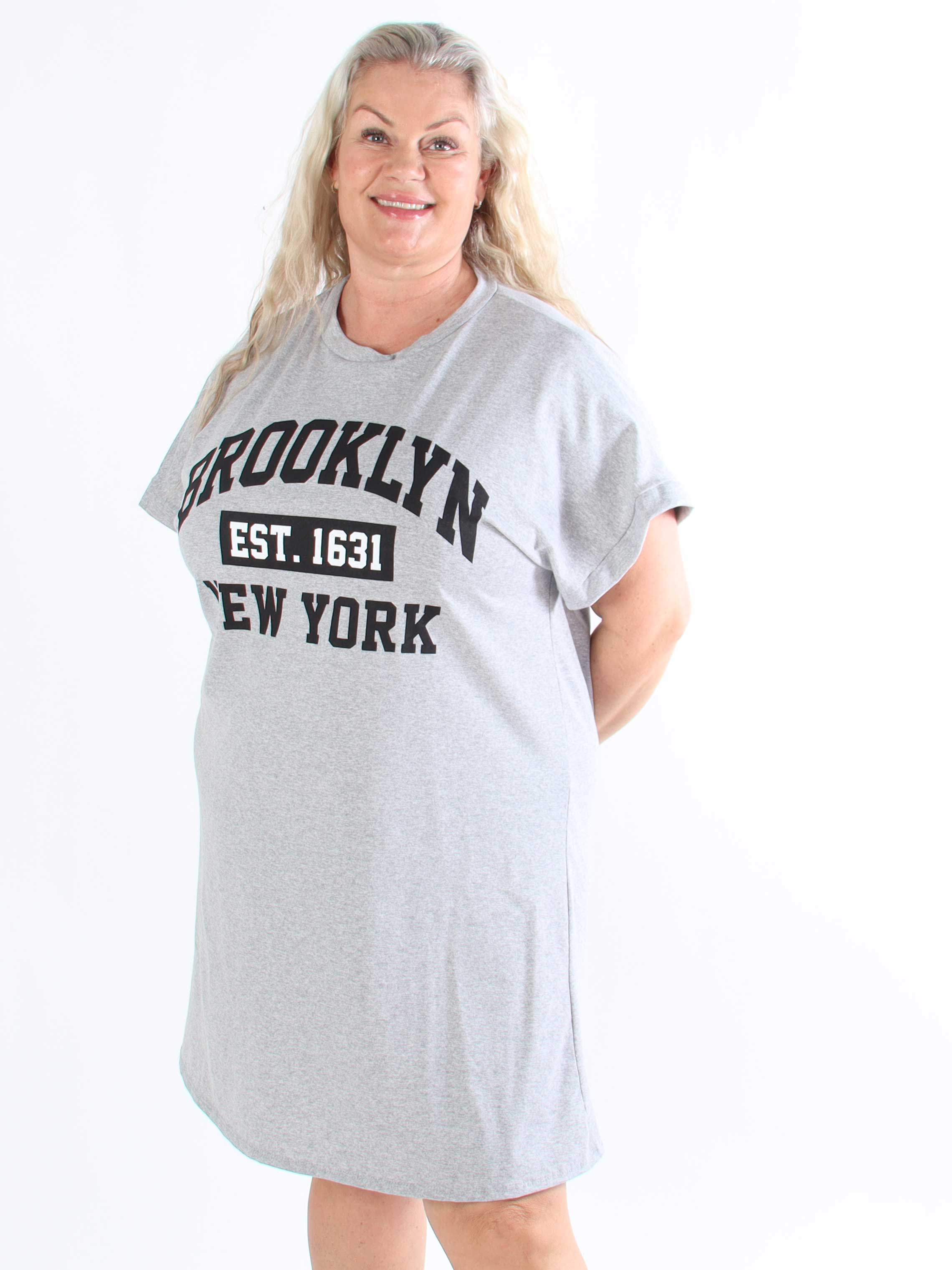 Tasmine - Plus size Brooklyn t-shirtklänning i mjuk bomull