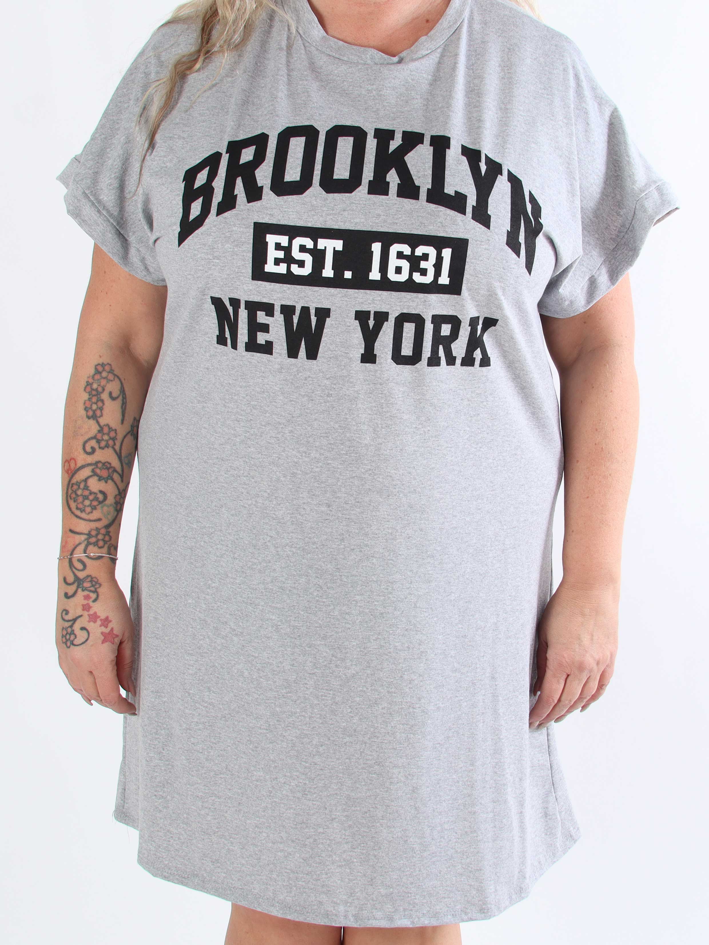 Tasmine - Plus size Brooklyn t-shirtklänning i mjuk bomull