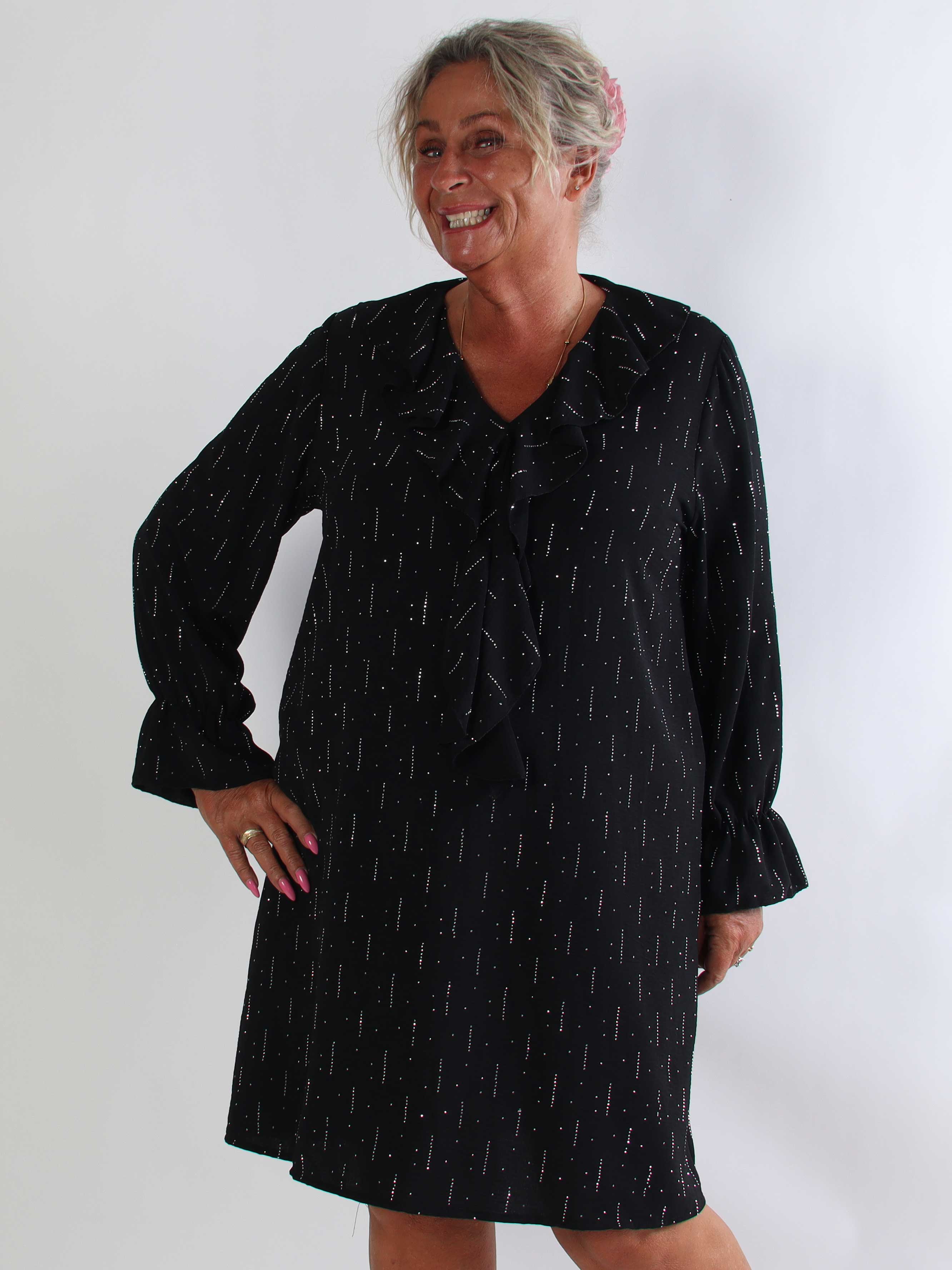 Tessalia - Plus size tunikakjole med fine similisten og feminine flæsedetaljer