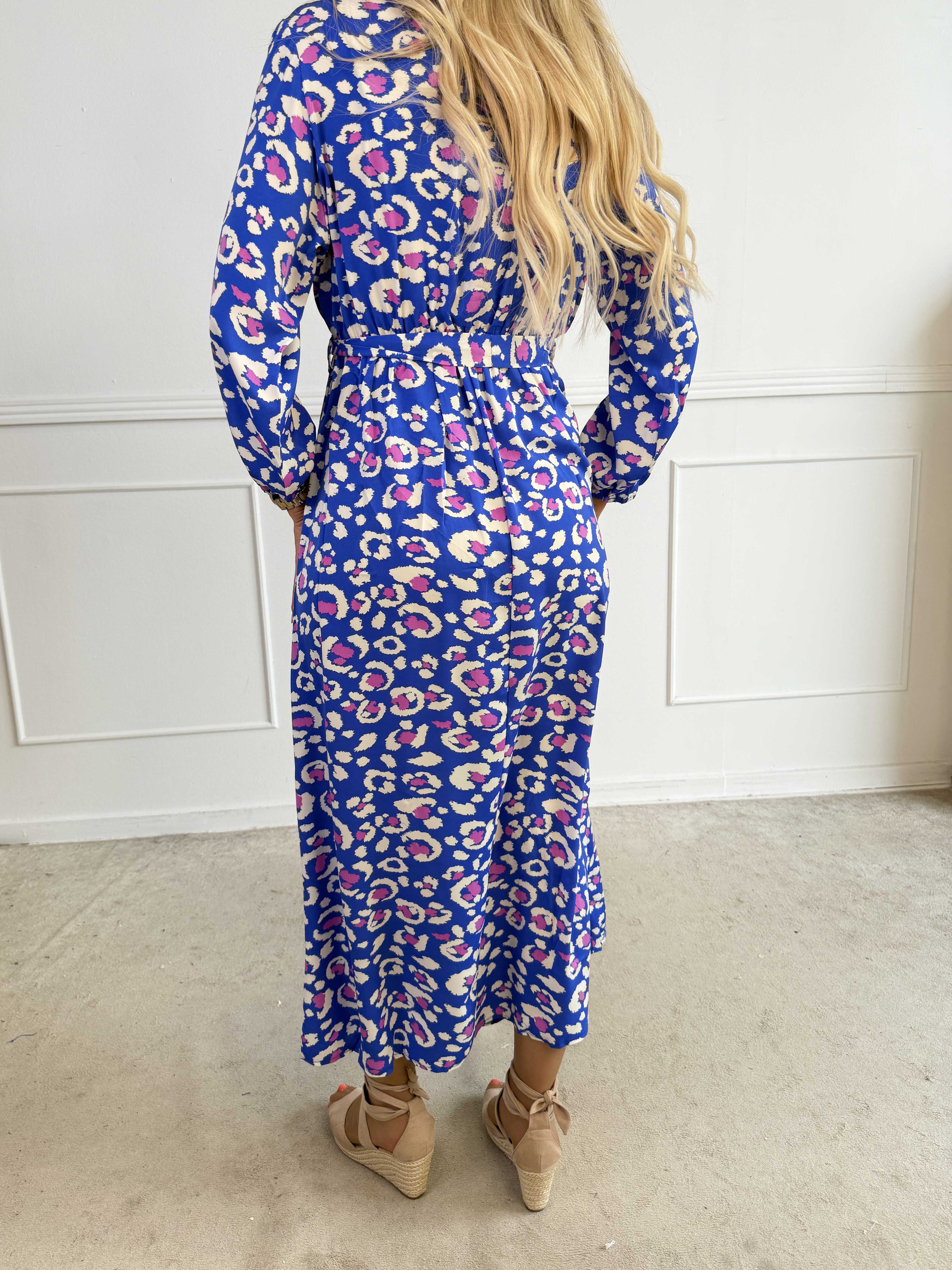 Thyra - Lang kjole med leopardprint og bindebånd i taljen