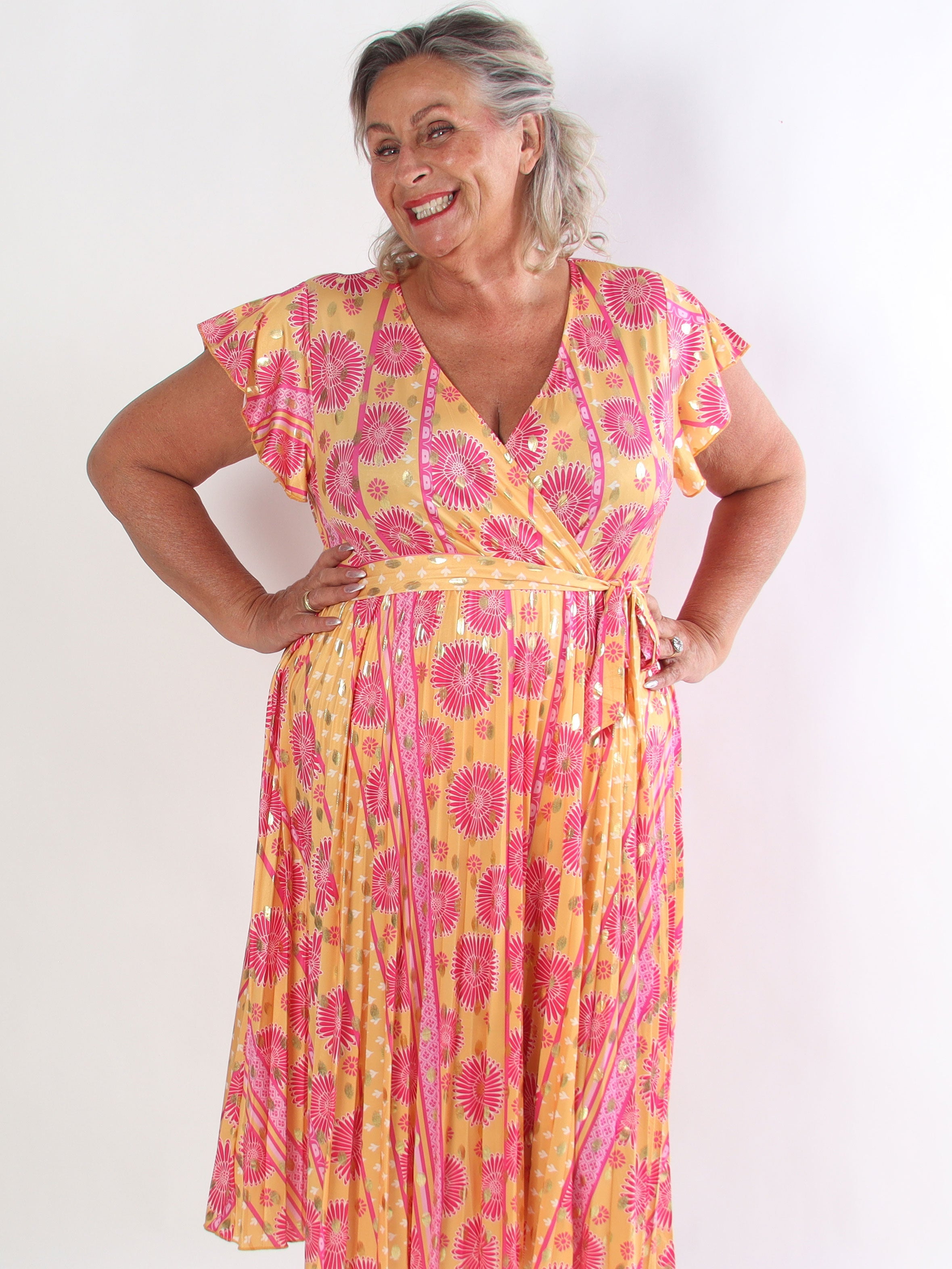 Toledo Sunburst - Plus size mønstret kjole i elastisk stof med plisseringer