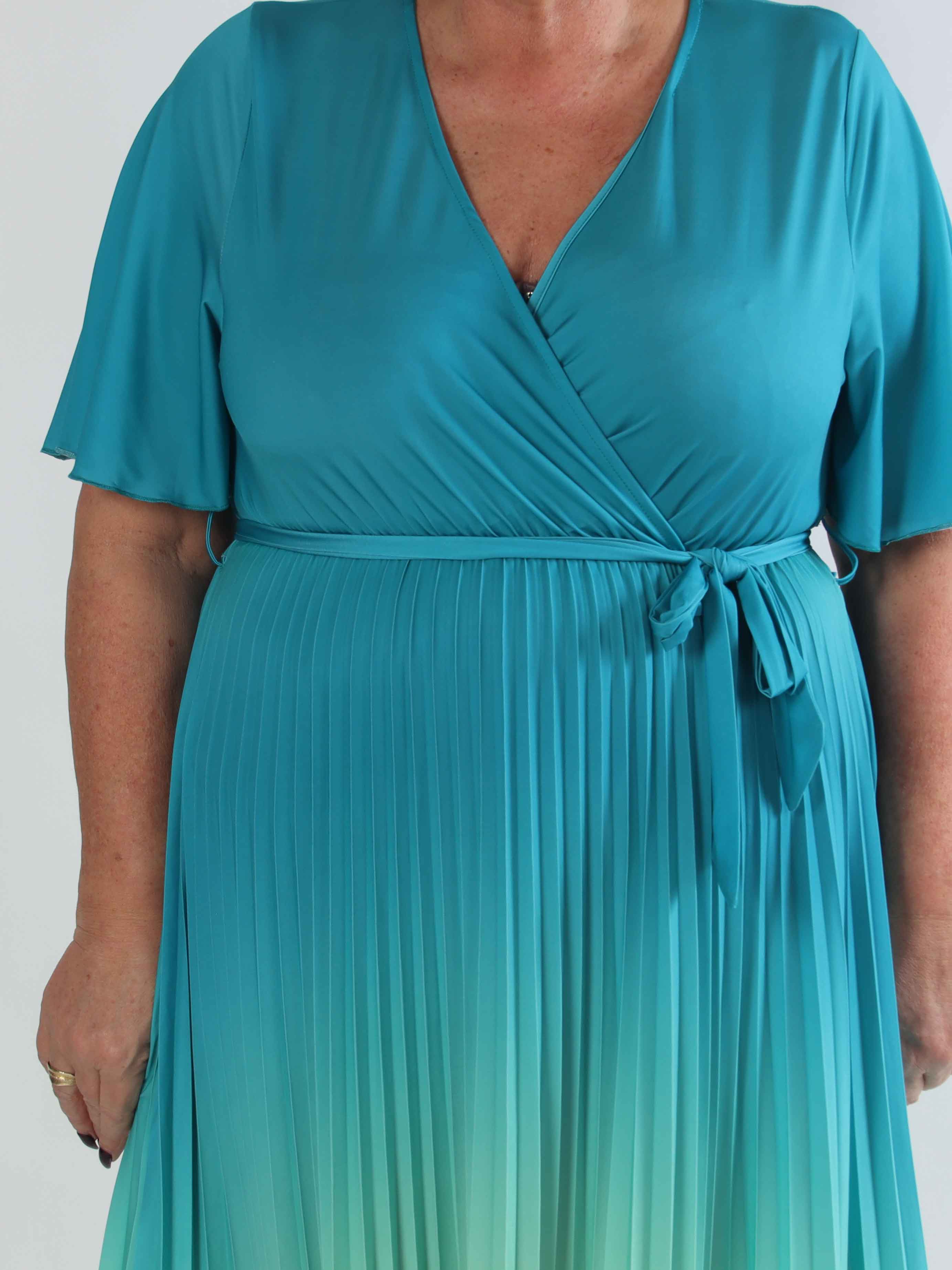 Toledo Fade - Fin plus size flerfarvet kjole med plisseret skørt