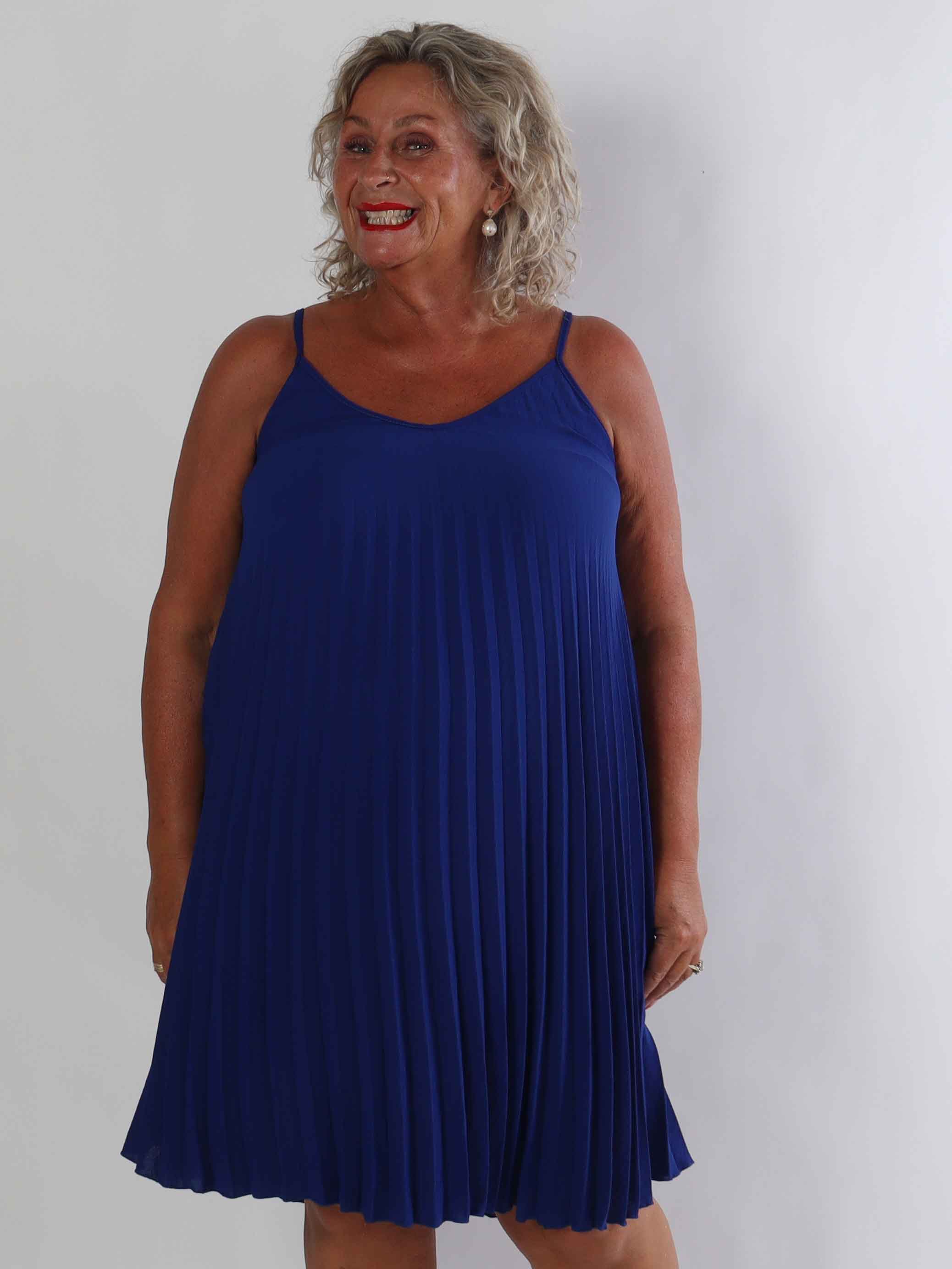 Tonia Short - Elegant plisseret plus size kjole i en blød og let viskoseblanding