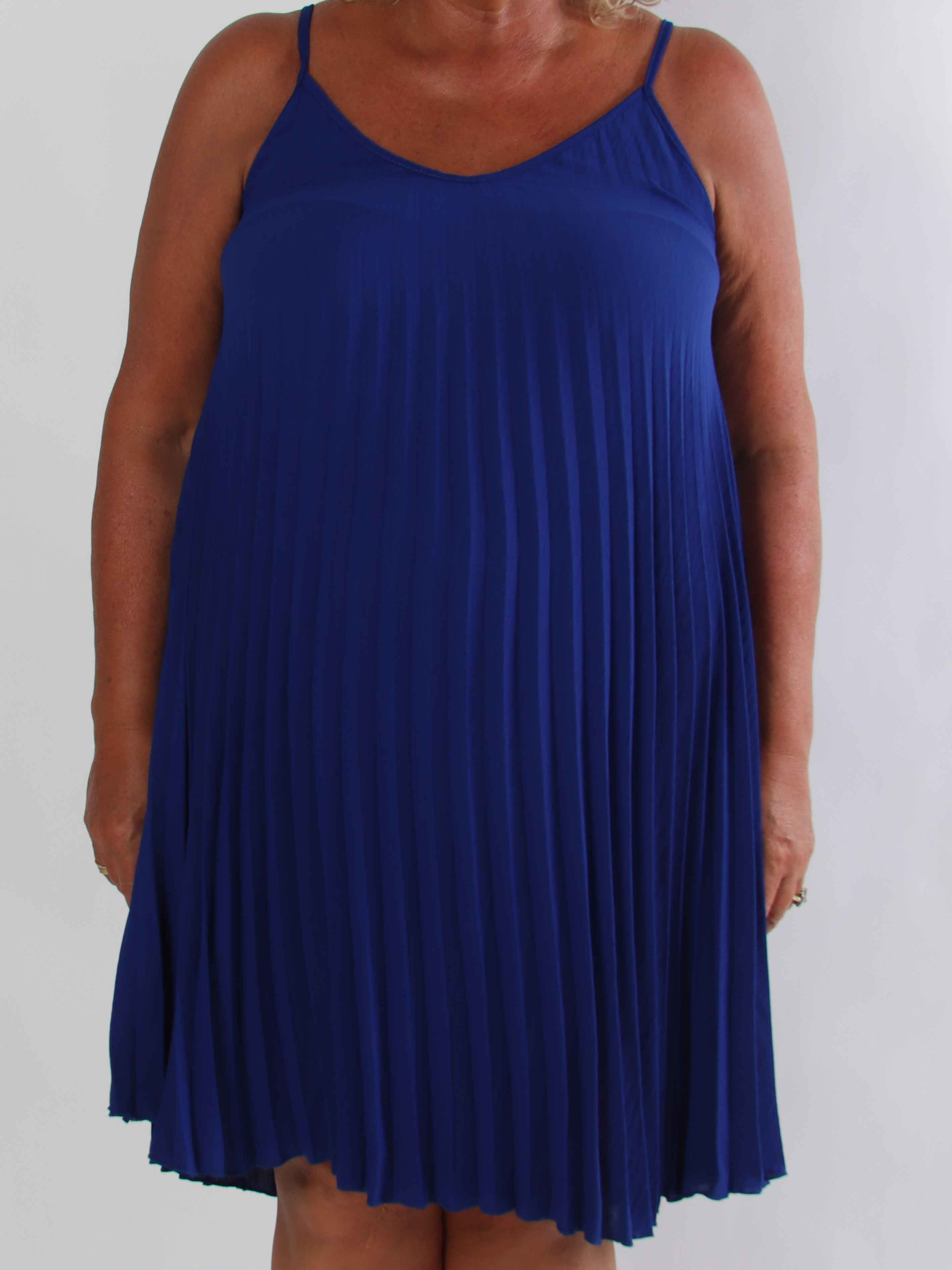 Tonia Short - Elegant plisseret plus size kjole i en blød og let viskoseblanding