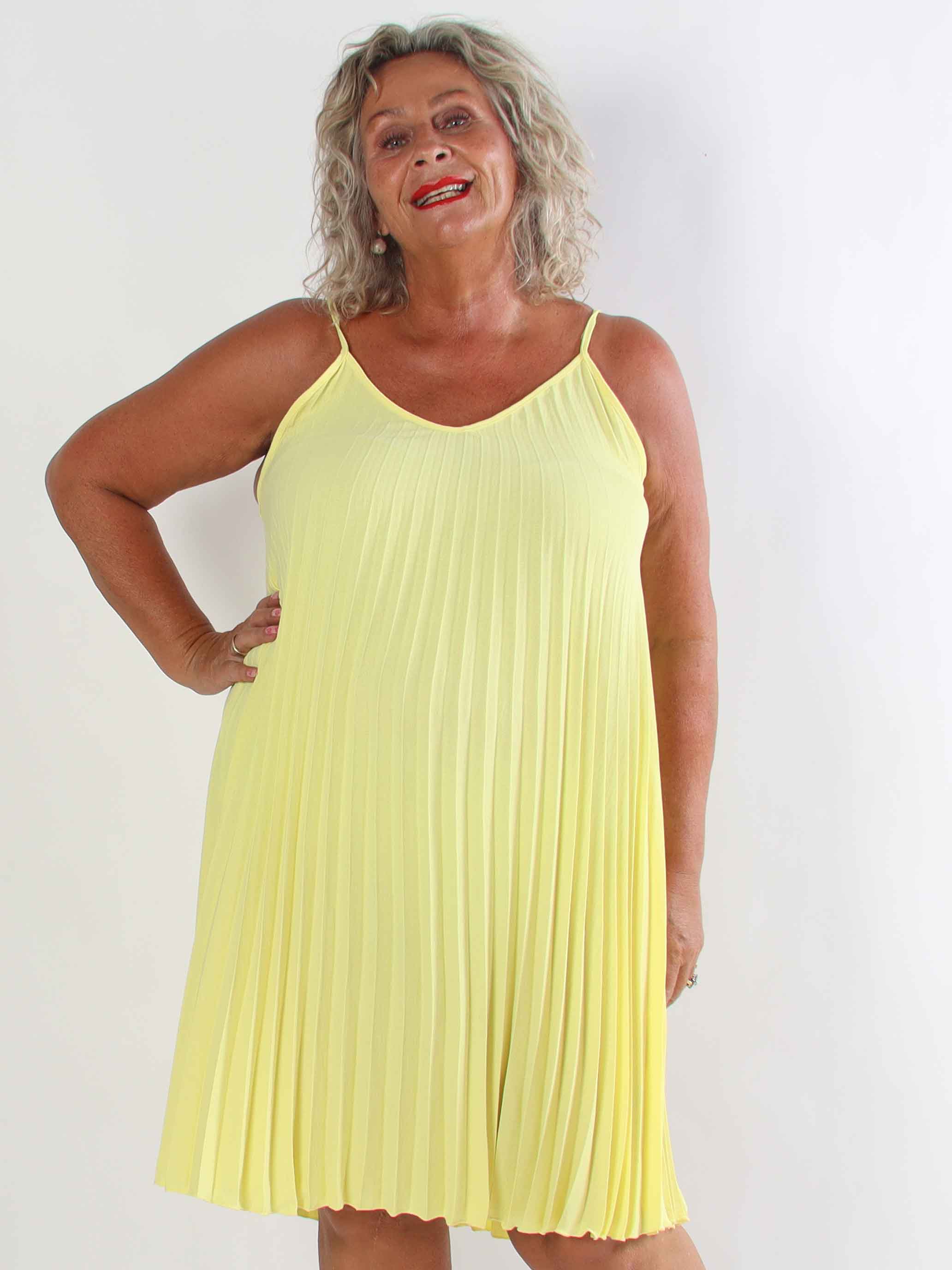 Tonia Short - Elegant plisseret plus size kjole i en blød og let viskoseblanding