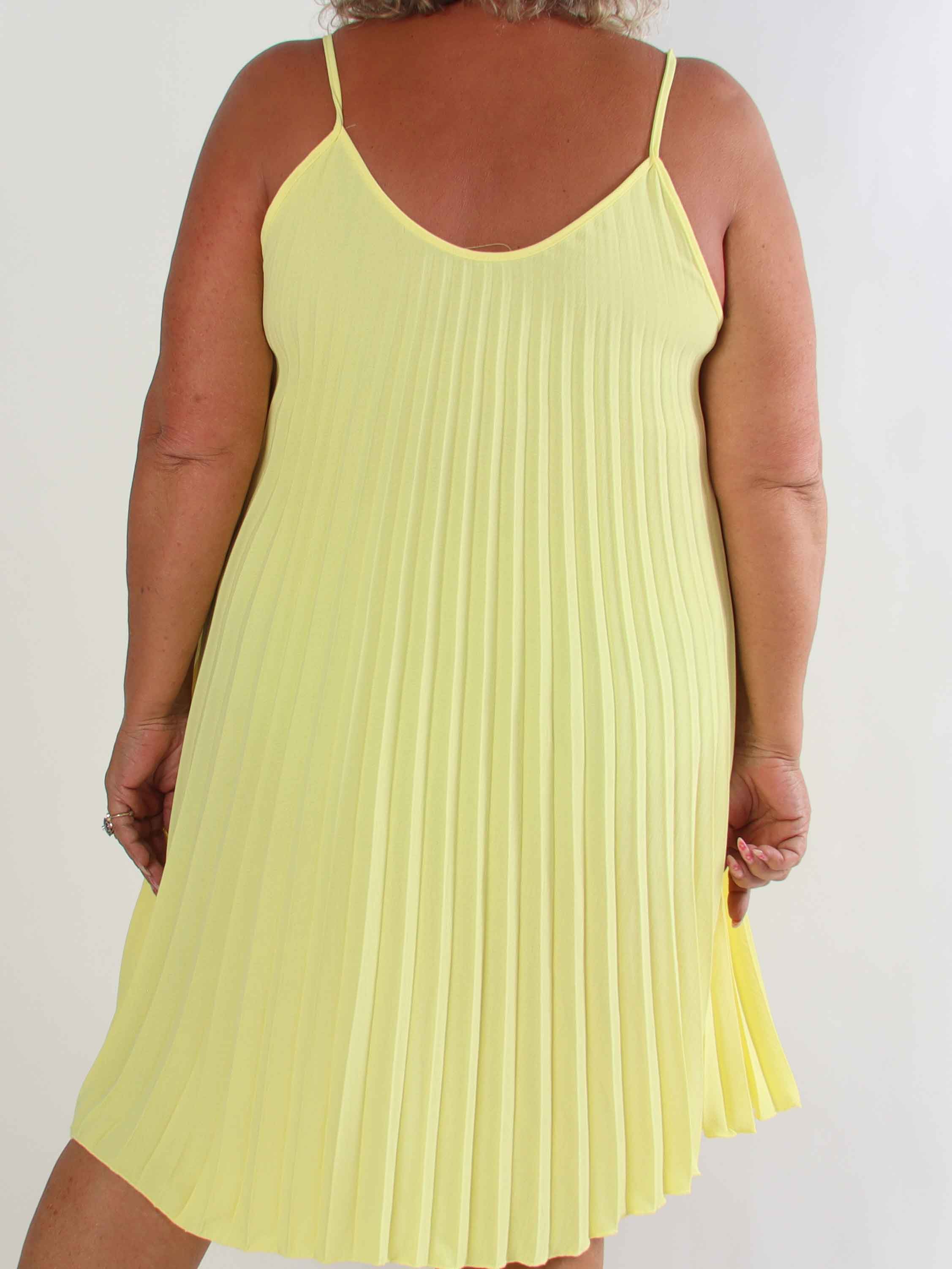 Tonia Short - Elegant plisseret plus size kjole i en blød og let viskoseblanding