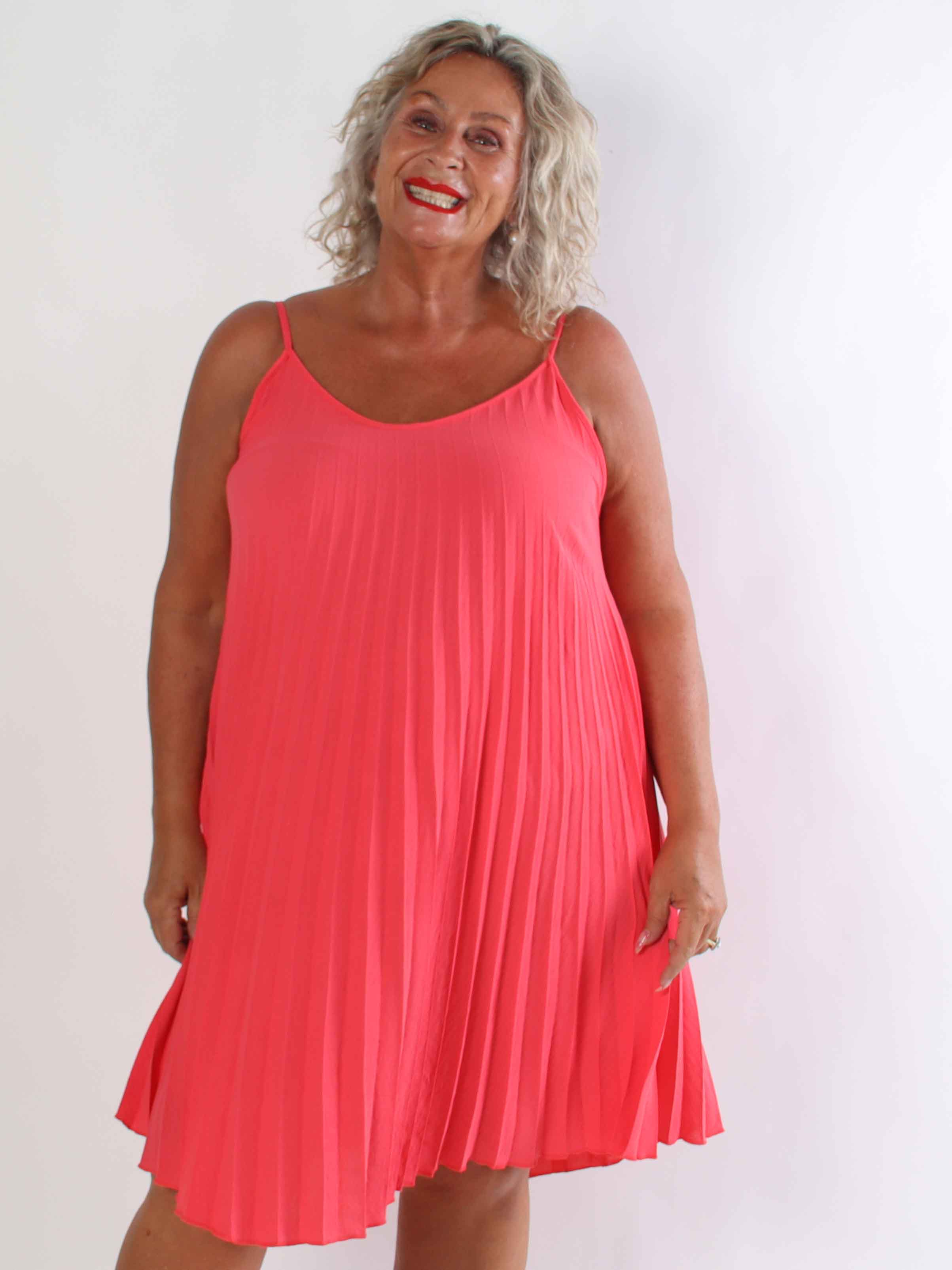 Tonia Short - Elegant plisseret plus size kjole i en blød og let viskoseblanding