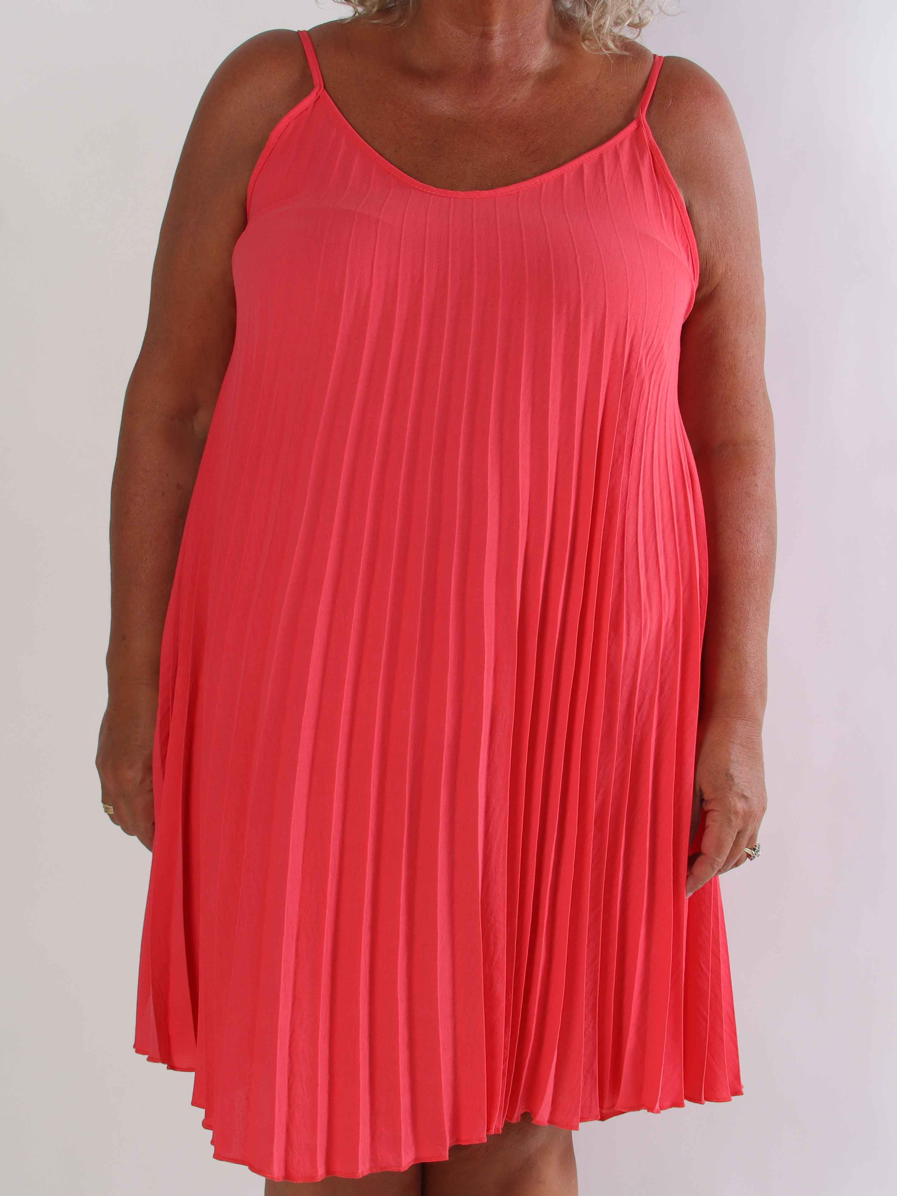 Tonia Short - Elegant plisseret plus size kjole i en blød og let viskoseblanding