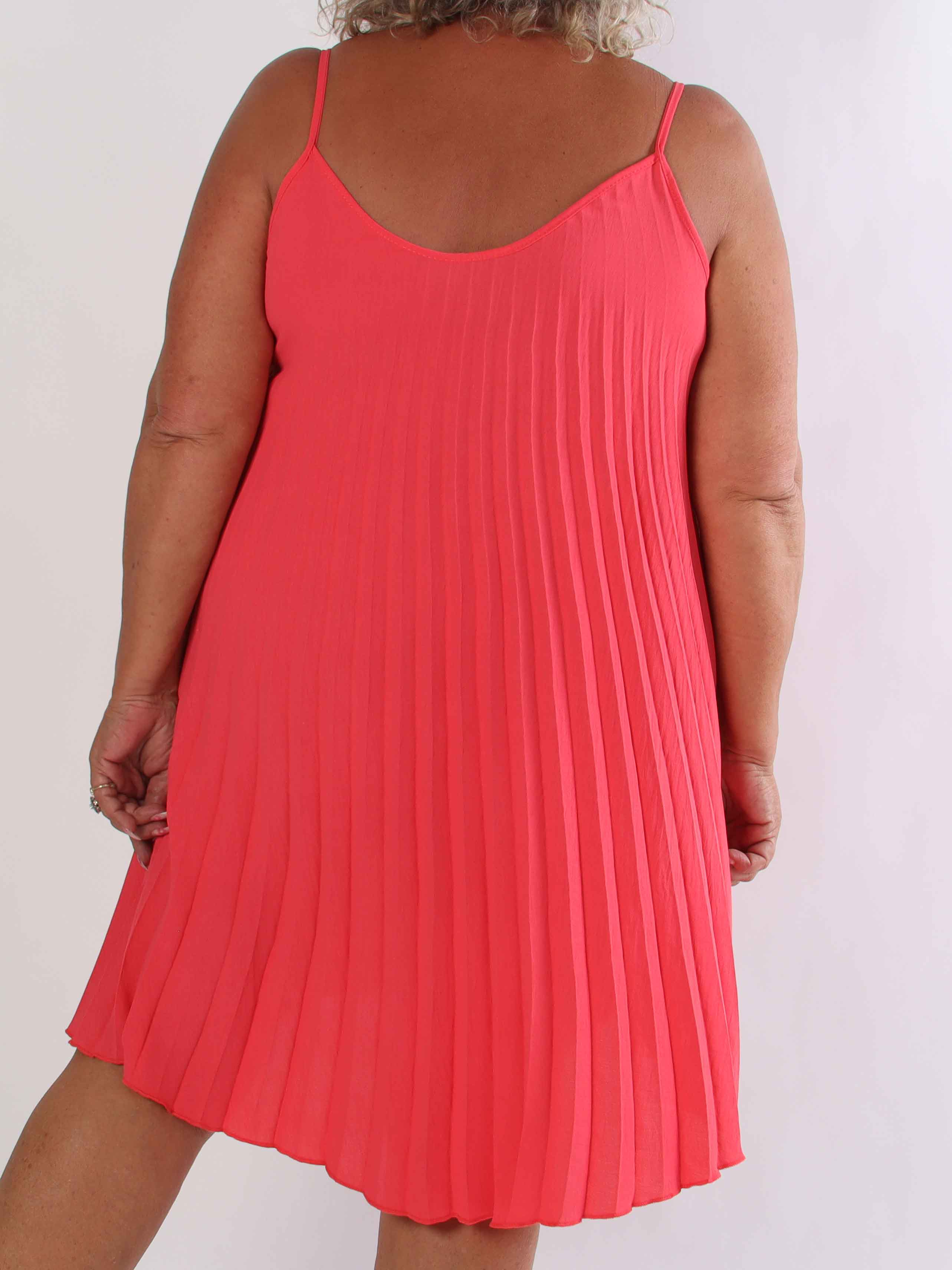Tonia Short - Elegant plisseret plus size kjole i en blød og let viskoseblanding