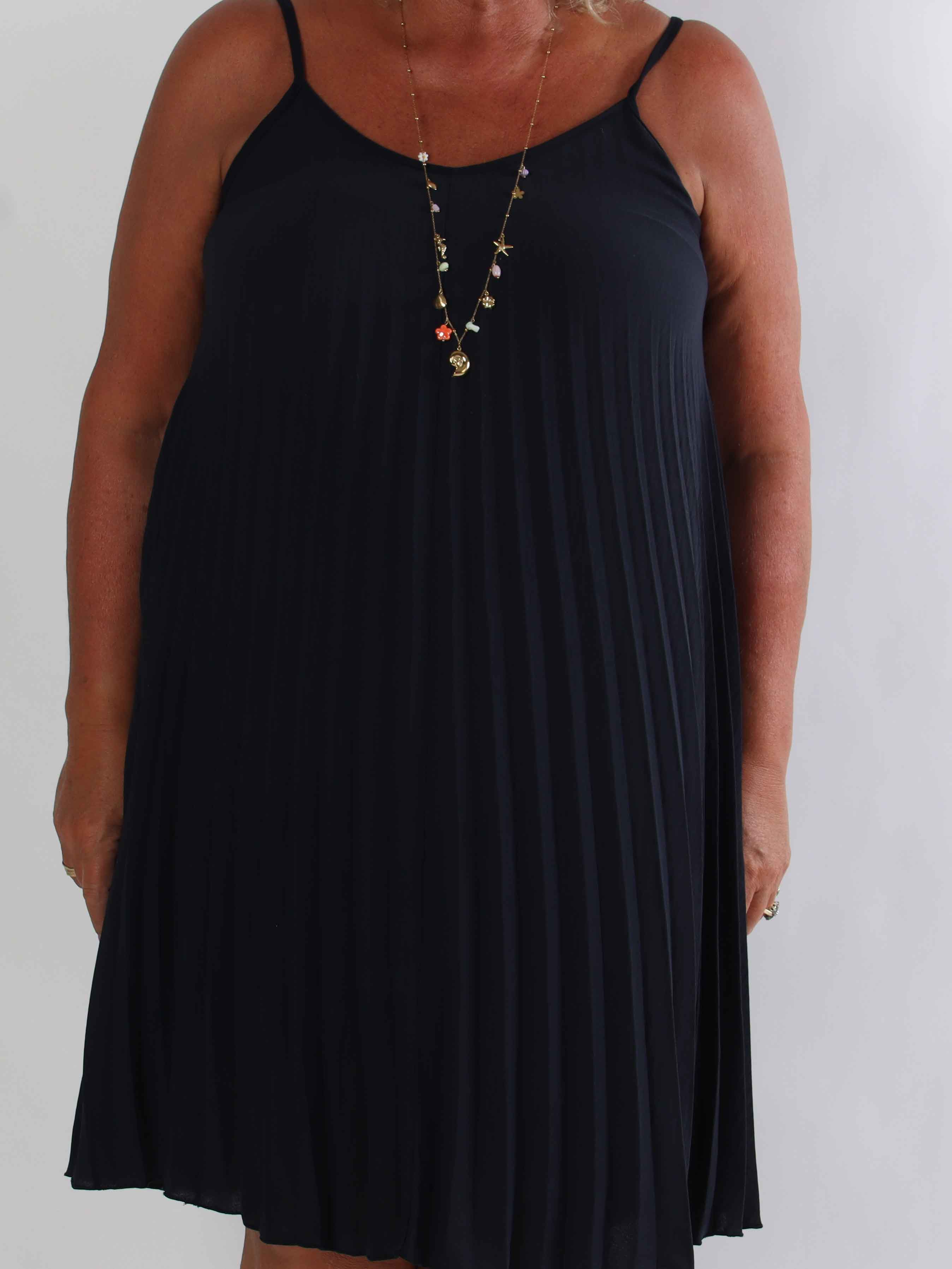 Tonia Short - Elegant plisseret plus size kjole i en blød og let viskoseblanding