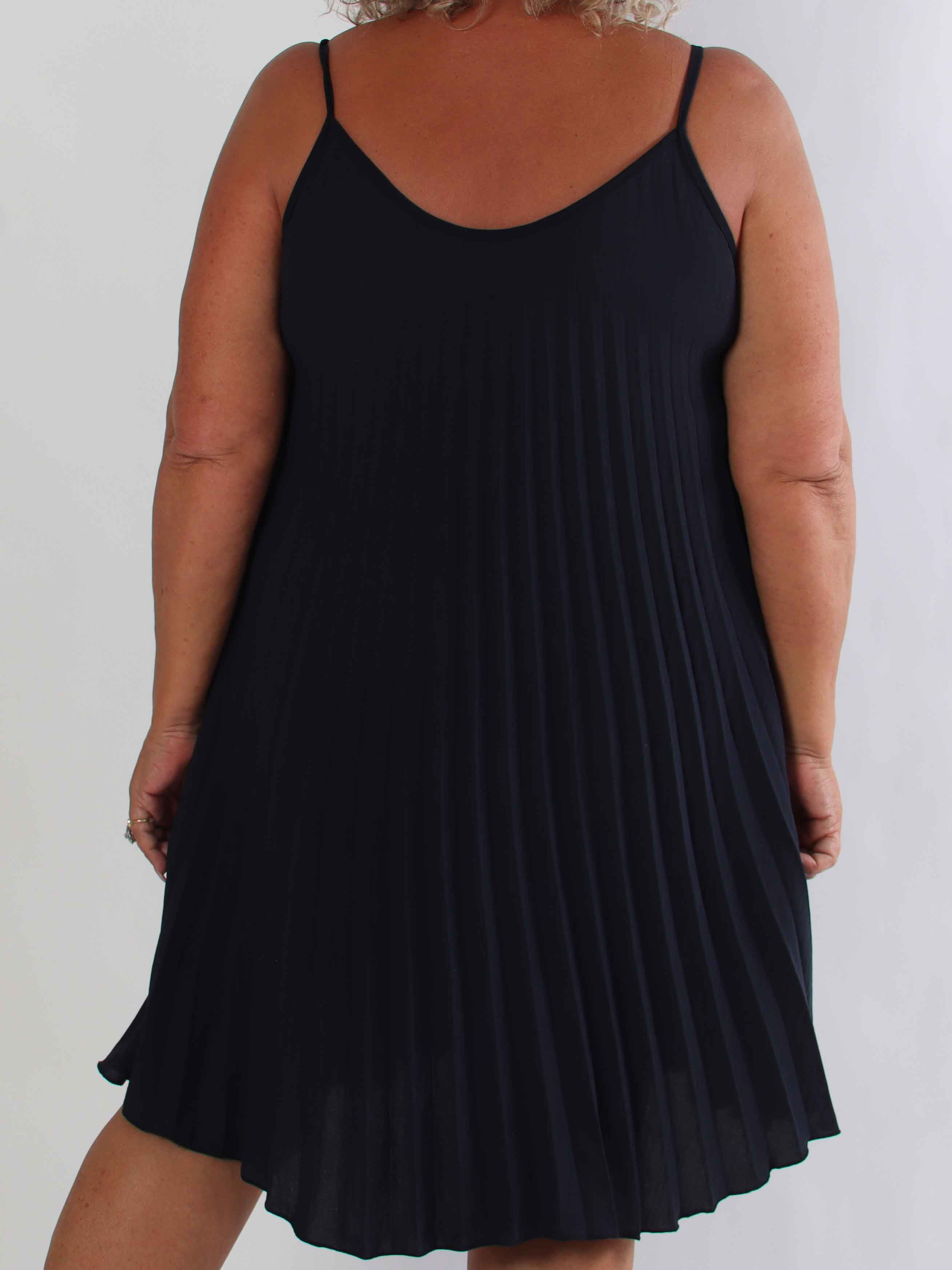 Tonia Short - Elegant plisseret plus size kjole i en blød og let viskoseblanding