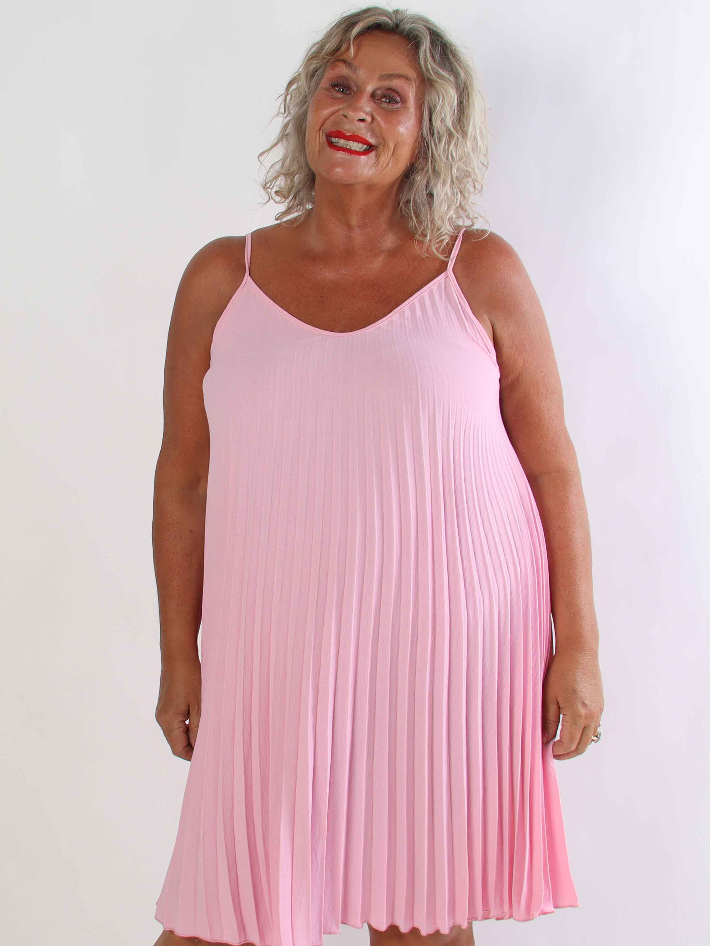 Tonia Short - Elegant plisseret plus size kjole i en blød og let viskoseblanding