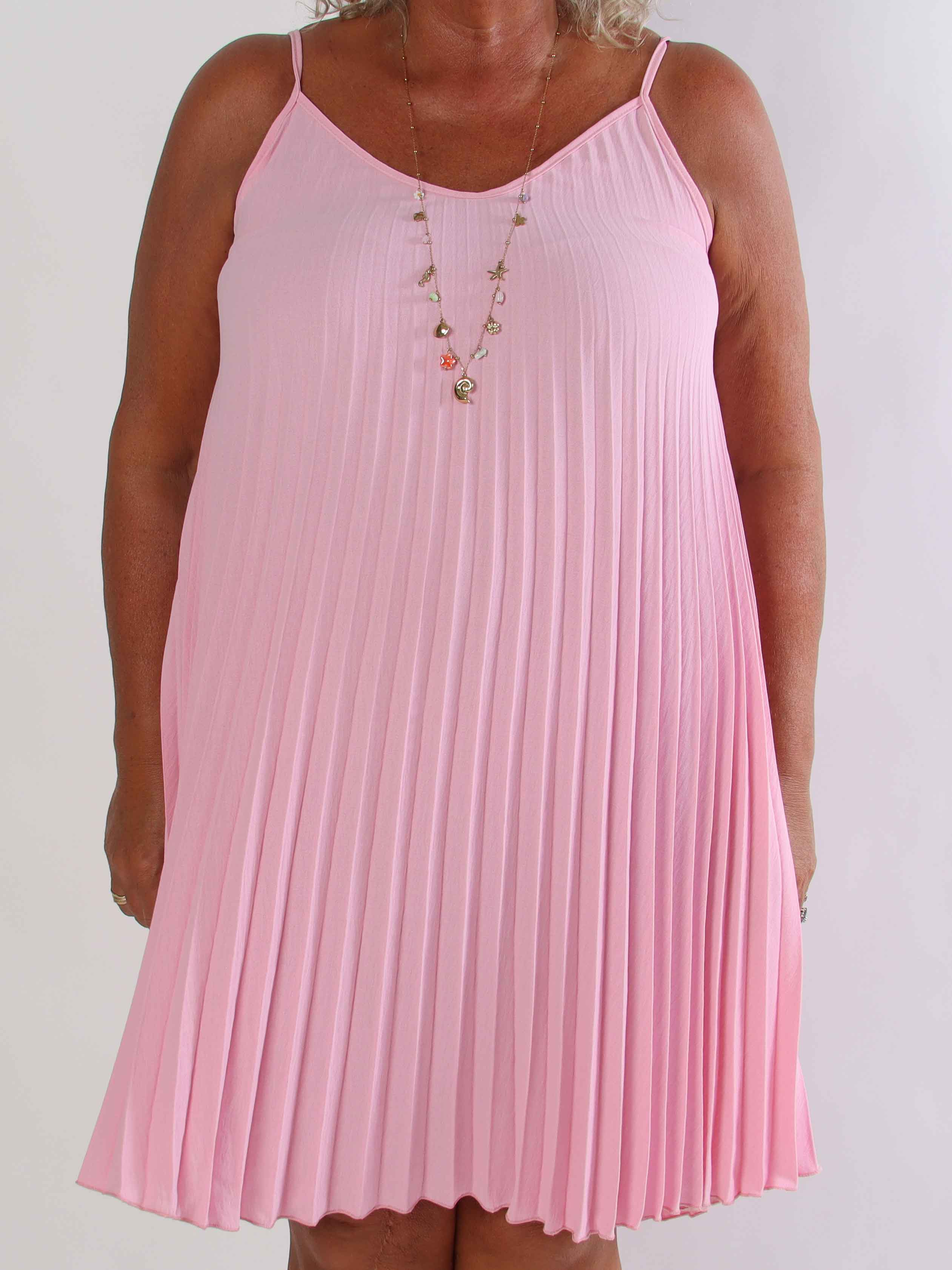 Tonia Short - Elegant plisseret plus size kjole i en blød og let viskoseblanding