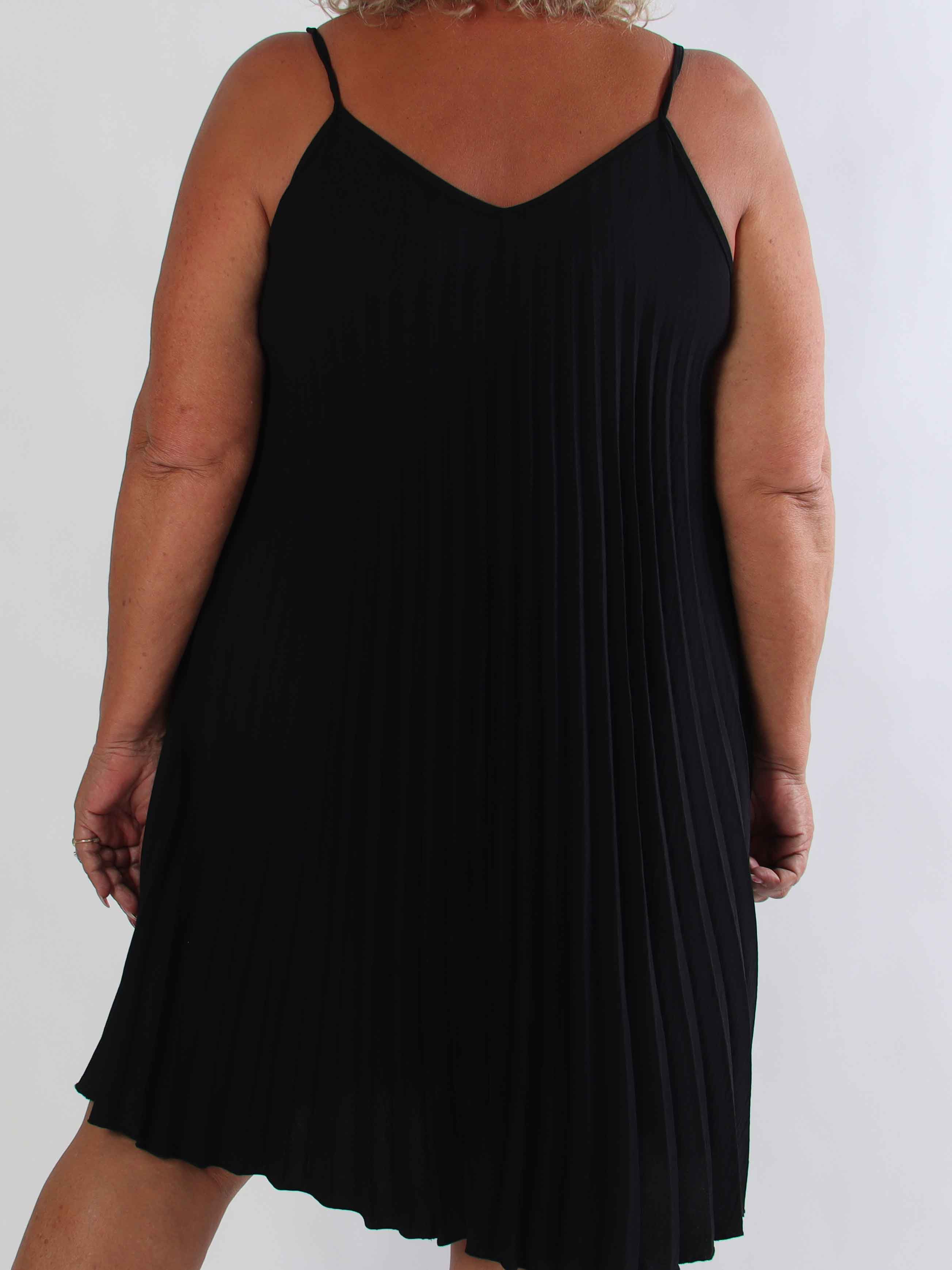 Tonia Short - Elegant plisseret plus size kjole i en blød og let viskoseblanding