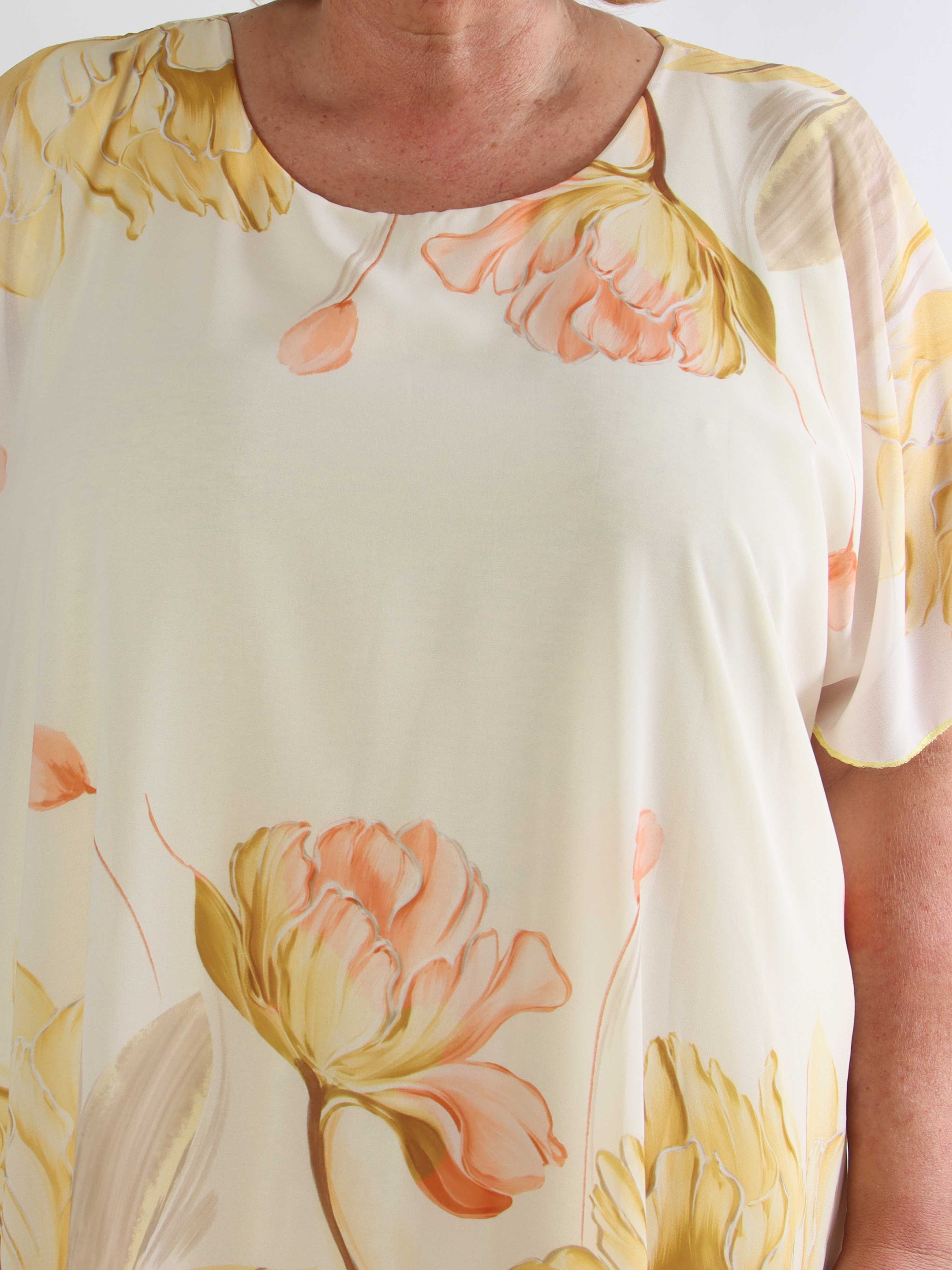 Tricia - Plus size tunikakjole med chiffonlag med blomstermotiver