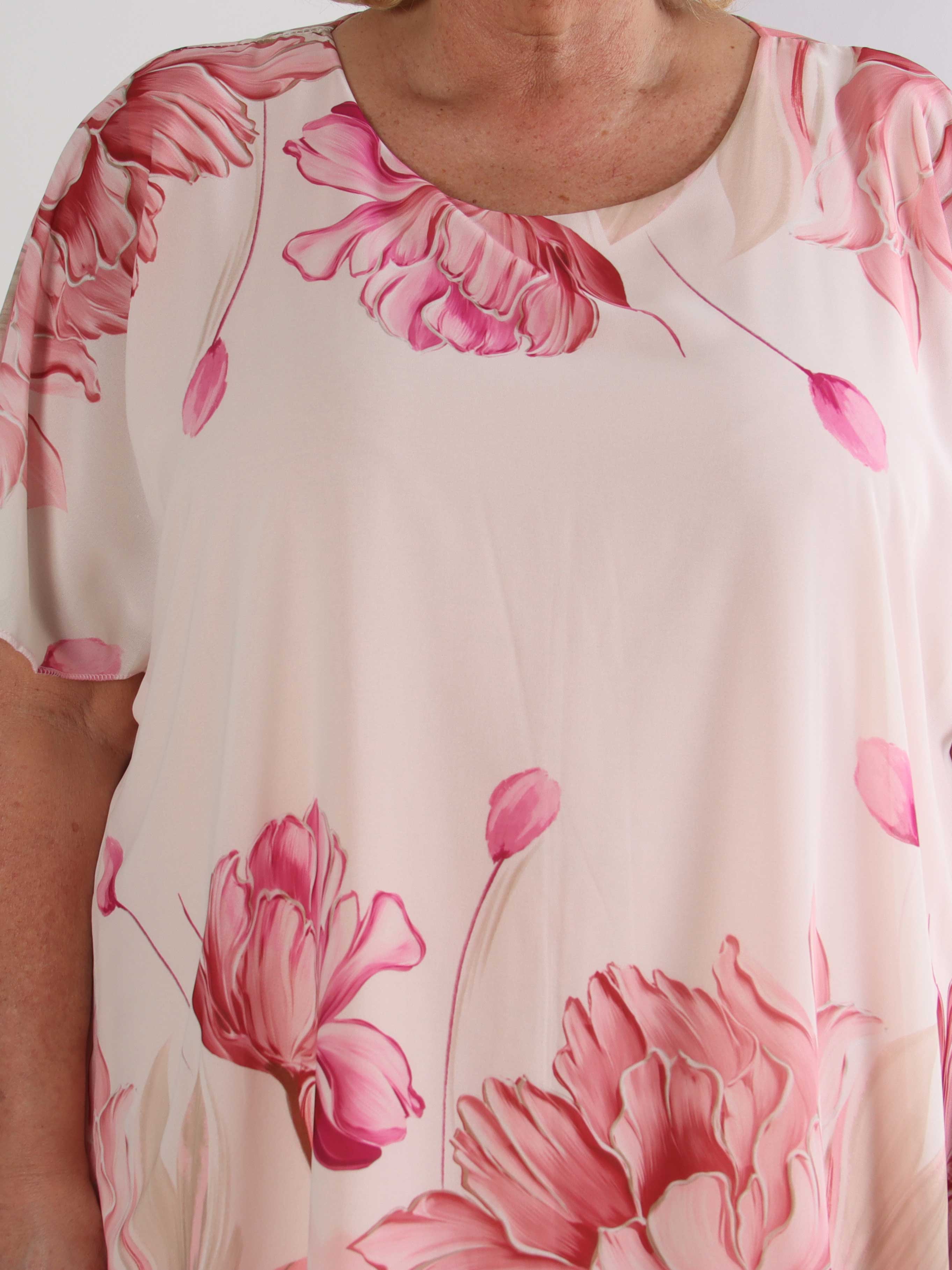 Tricia - Plus size tunikakjole med chiffonlag med blomstermotiver