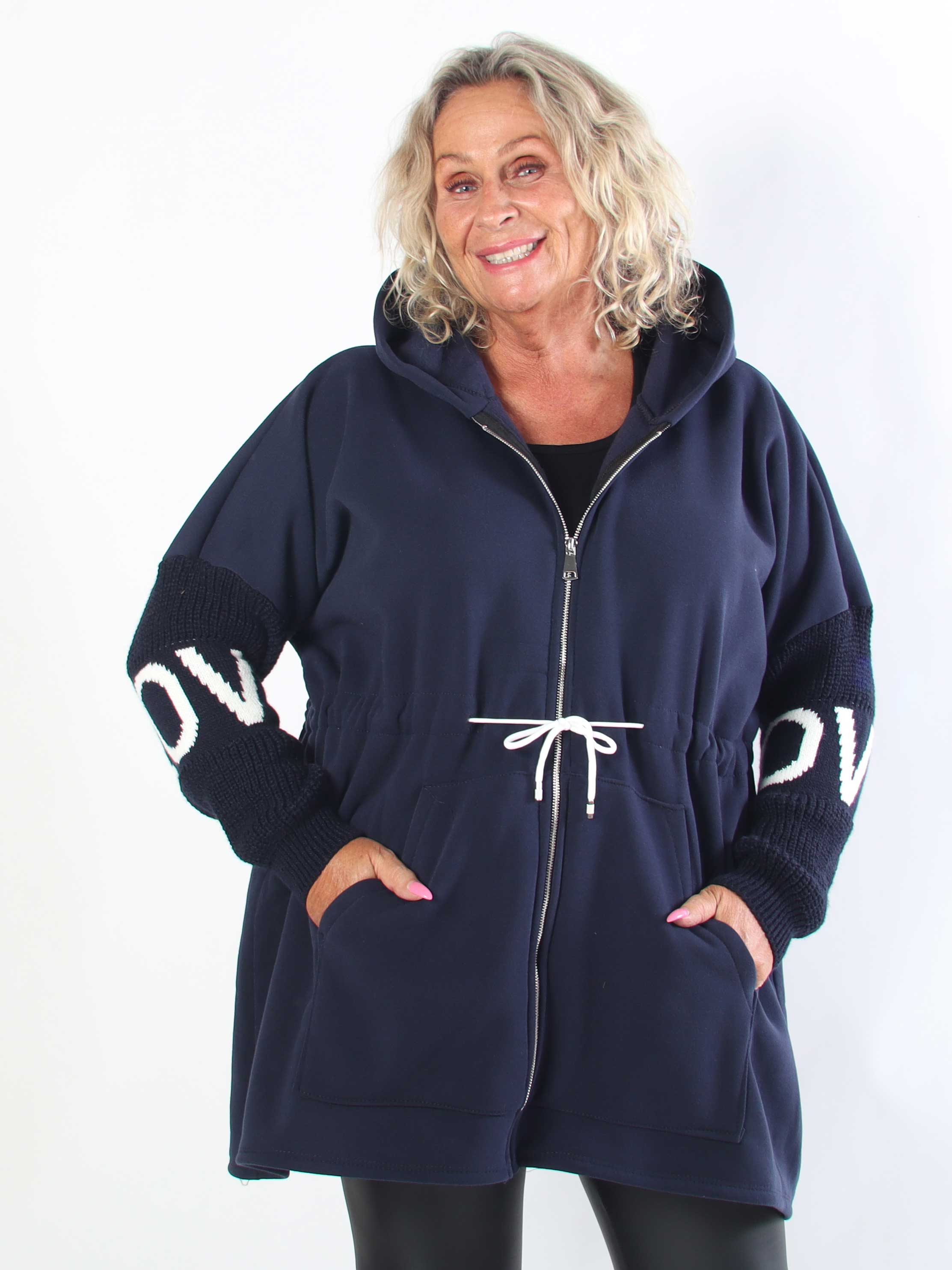 Trudy - Lækker plus size hættetrøje i en blød og kraftig kvalitet med fine strikærmer