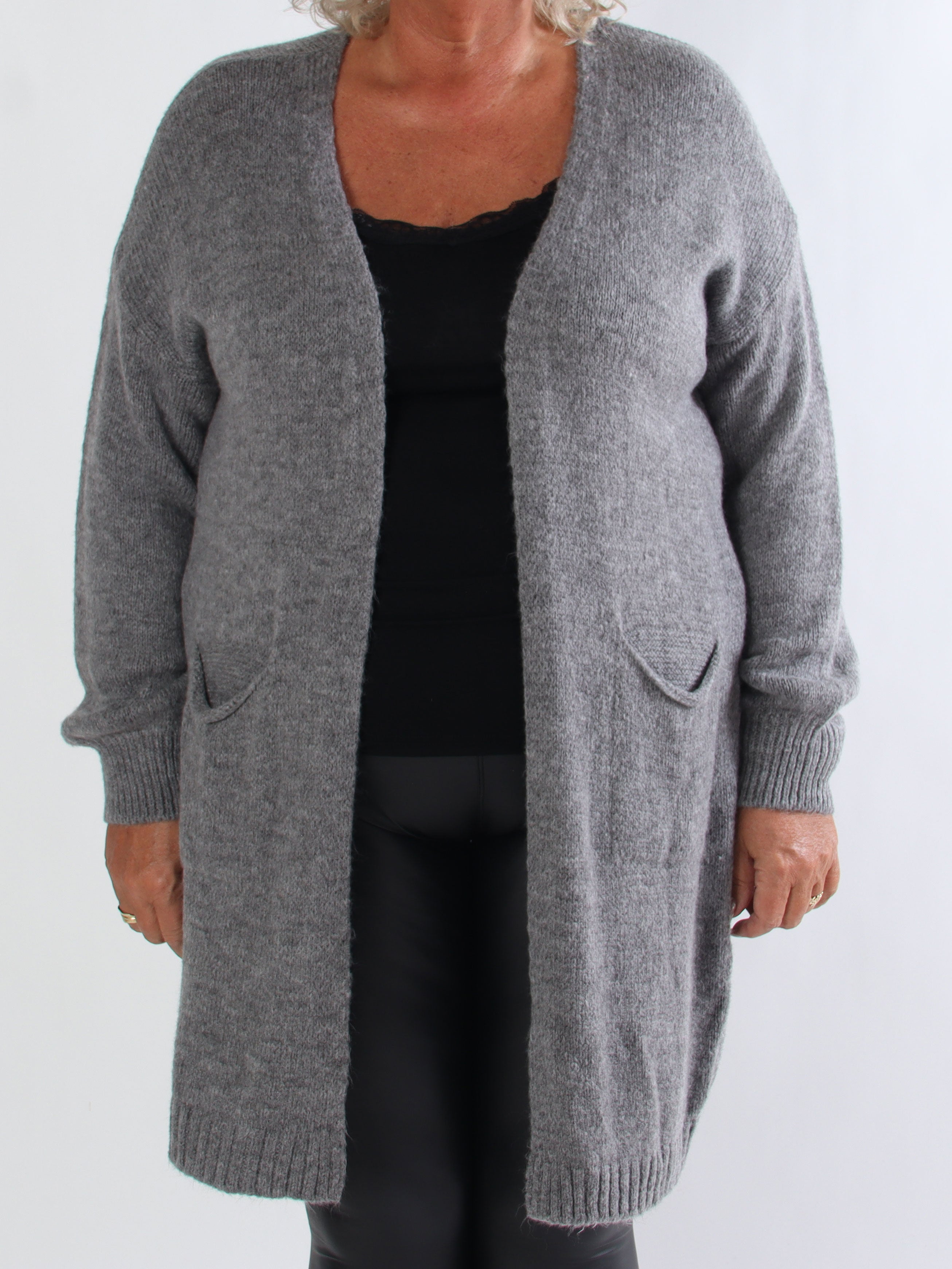 Valentine - Stickad plus size kofta med fickor