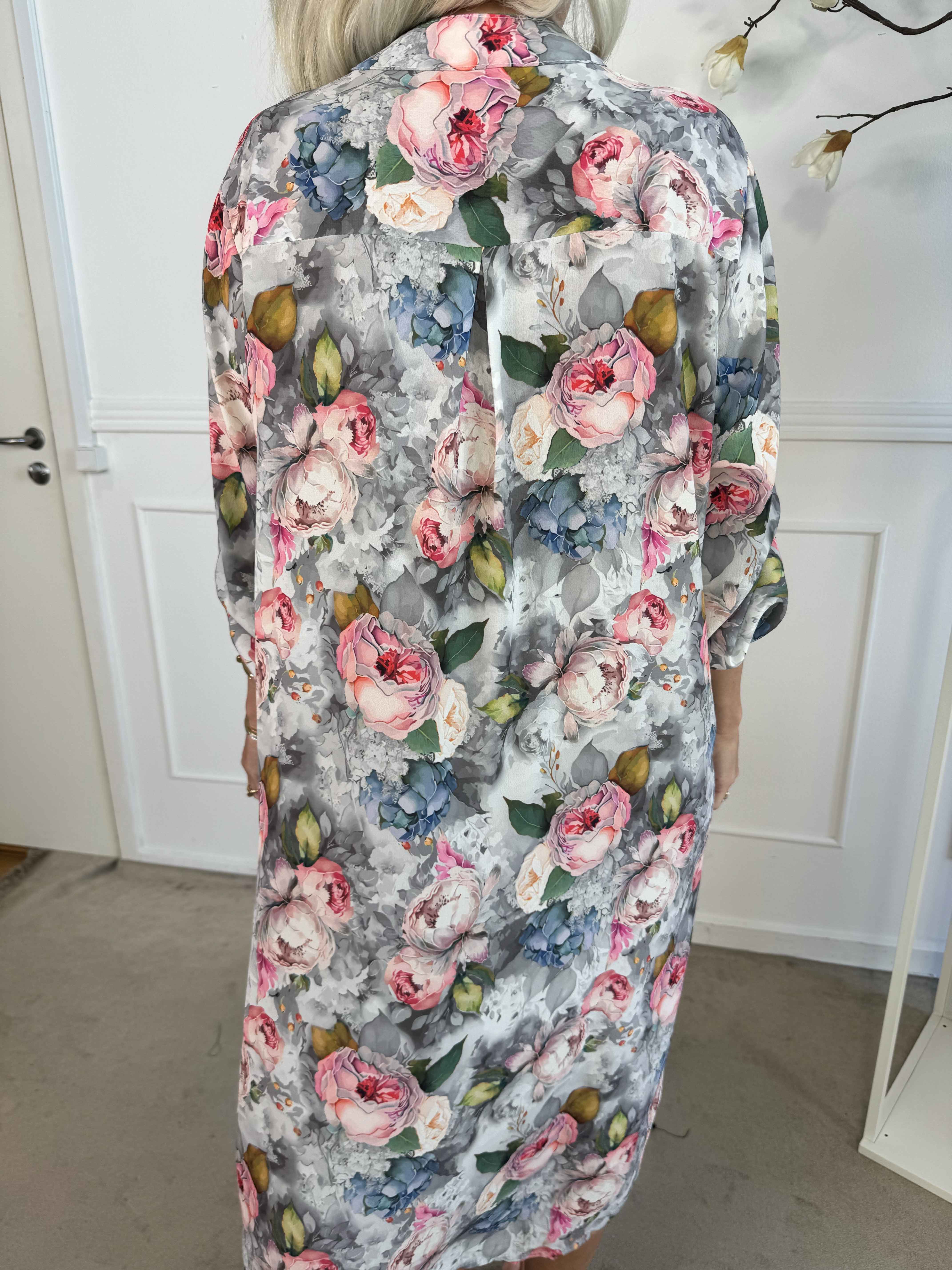 Vanesa Flower Dress - Klänning i lätt viskos med blommiga motiv