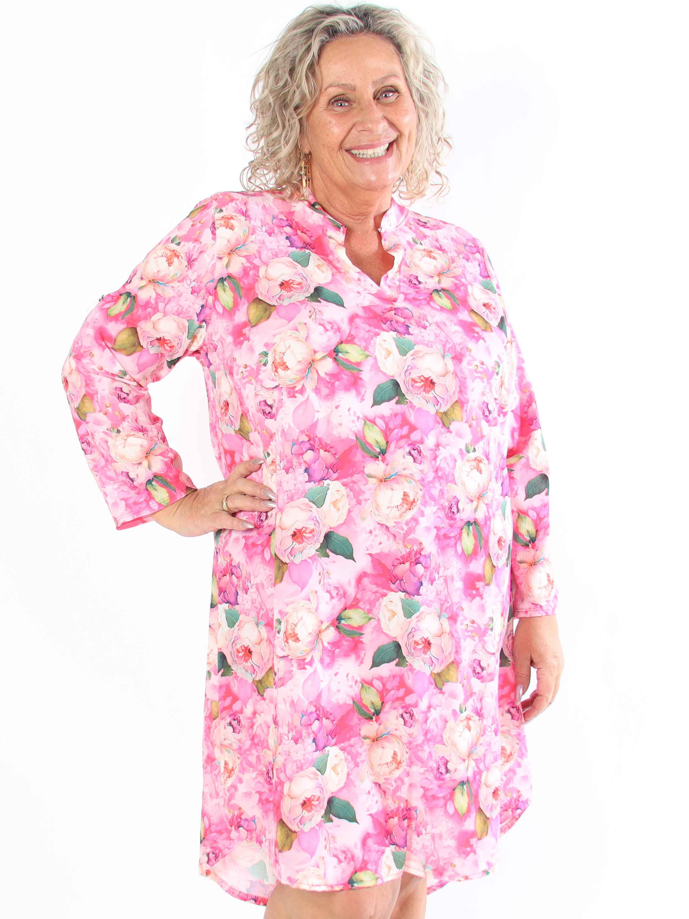 Vanesa Flower Dress - Plus size-klänning i viskos med blommiga motiv