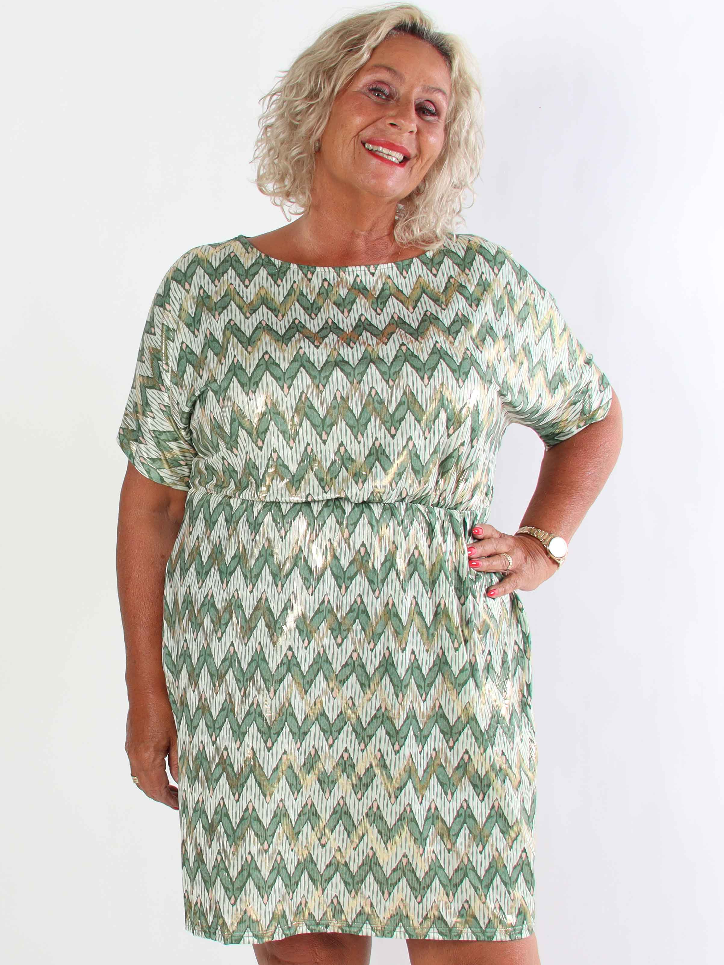 Venus Zigzag - Elastisk mönstrad plus size klänning med gulddetaljer