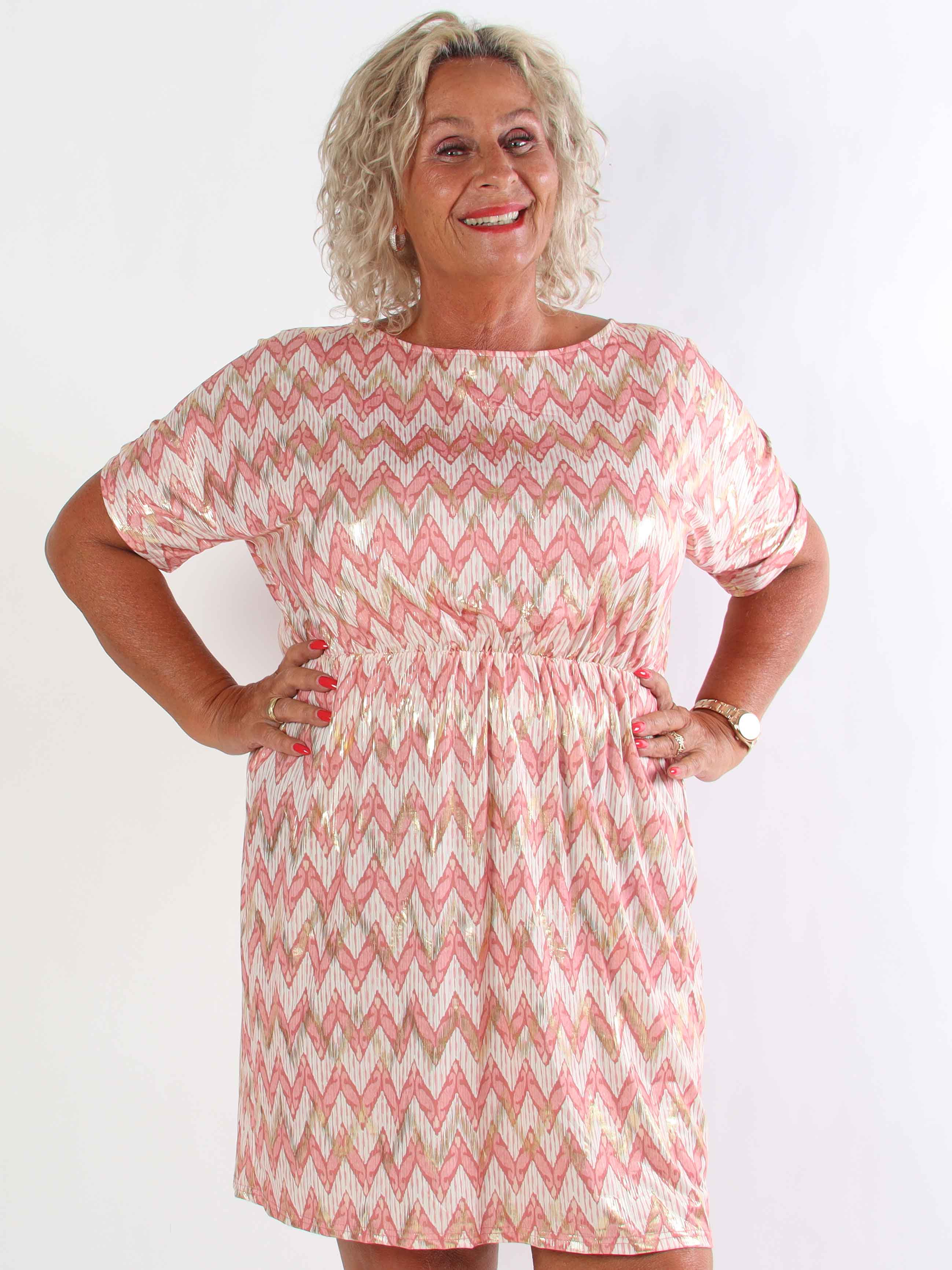 Venus Zigzag - Elastisk mönstrad plus size klänning med gulddetaljer