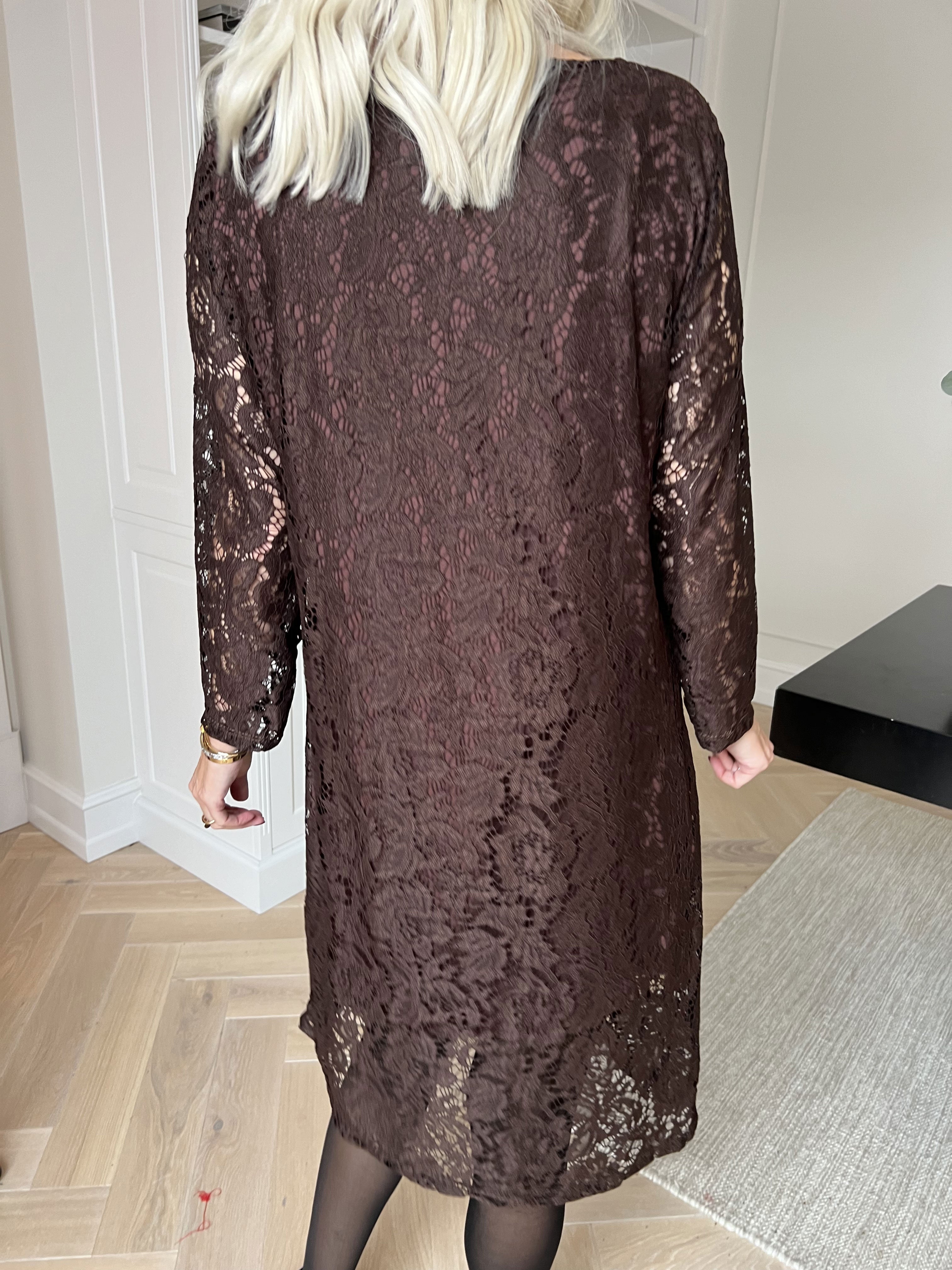 Vedis - Elegant klänning i fin och mjuk spets