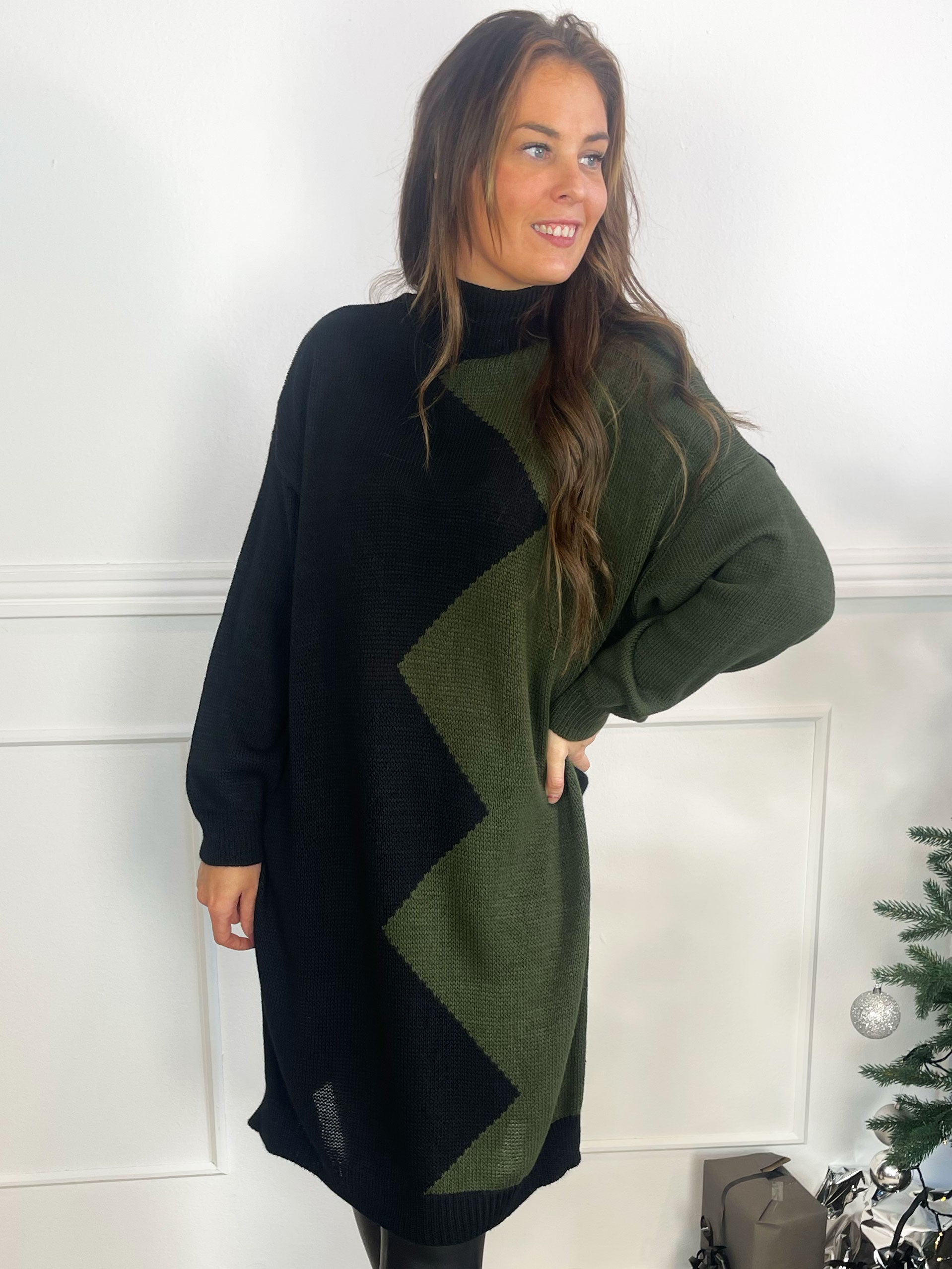 Venezia - Stickad klänning i två färger med turtleneck