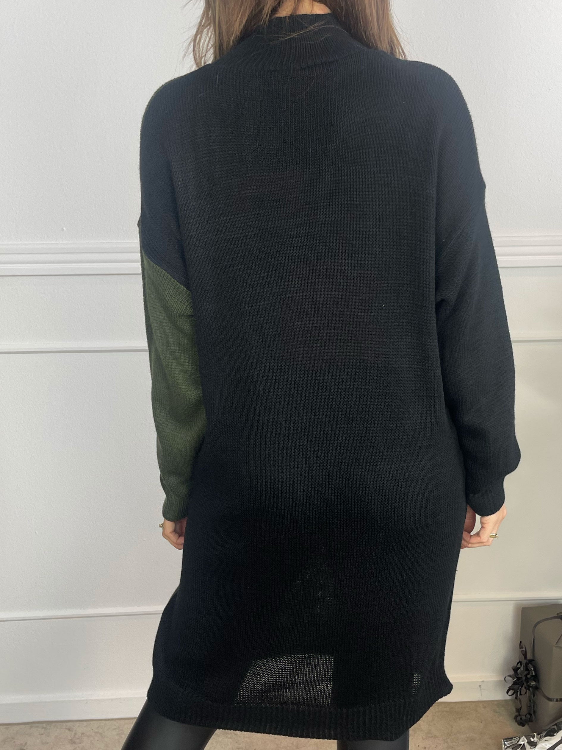 Venezia - Stickad klänning i två färger med turtleneck