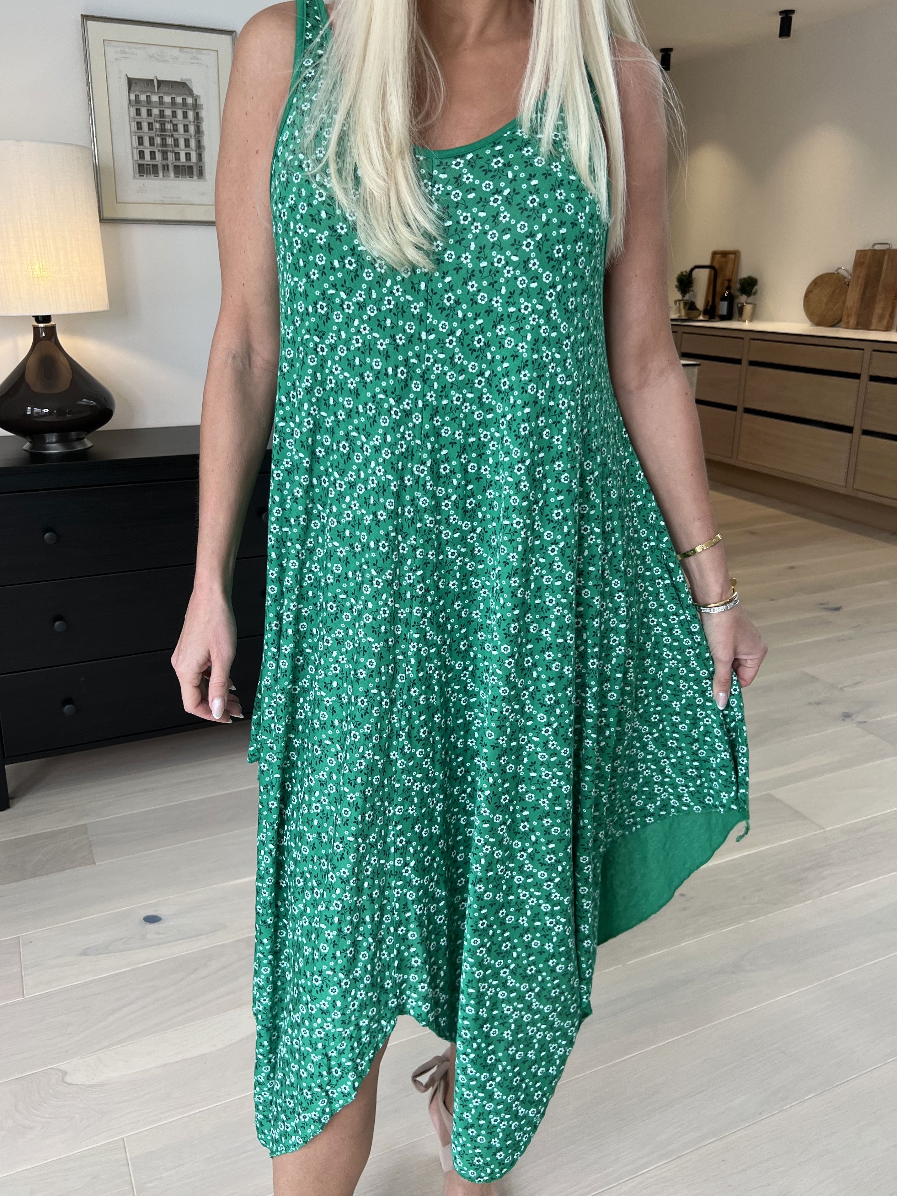 Veronica Small Flower - Sommarklänning med blommigt tryck och breda axelband