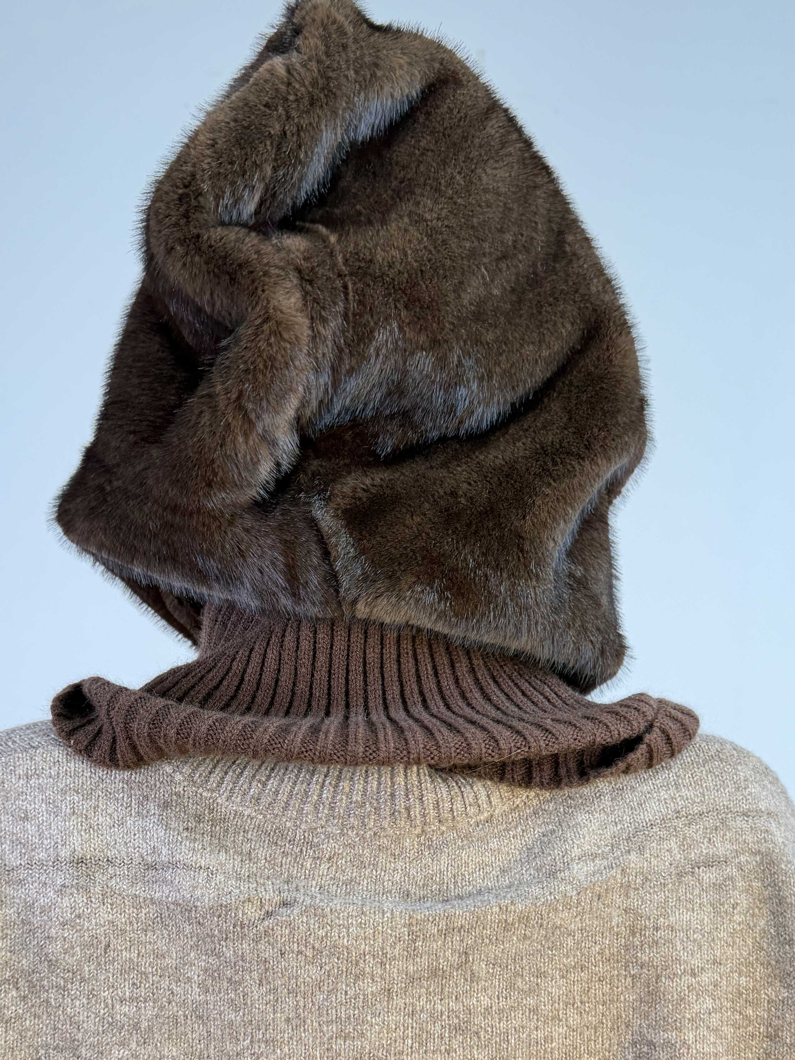Vichi - Blød og varm hættehue i lækker faux fur med strik ved halsen