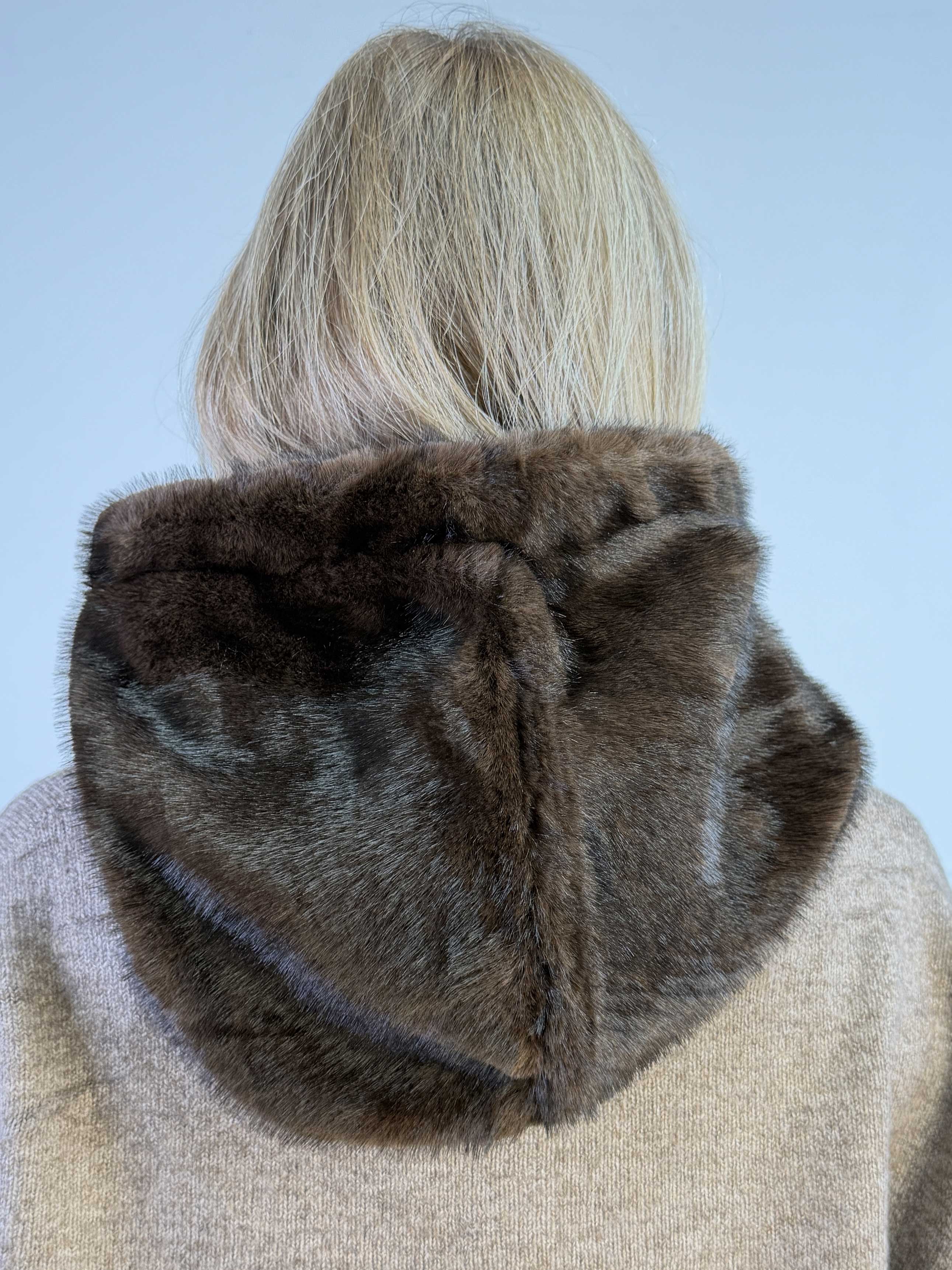Vichi - Blød og varm hættehue i lækker faux fur med strik ved halsen