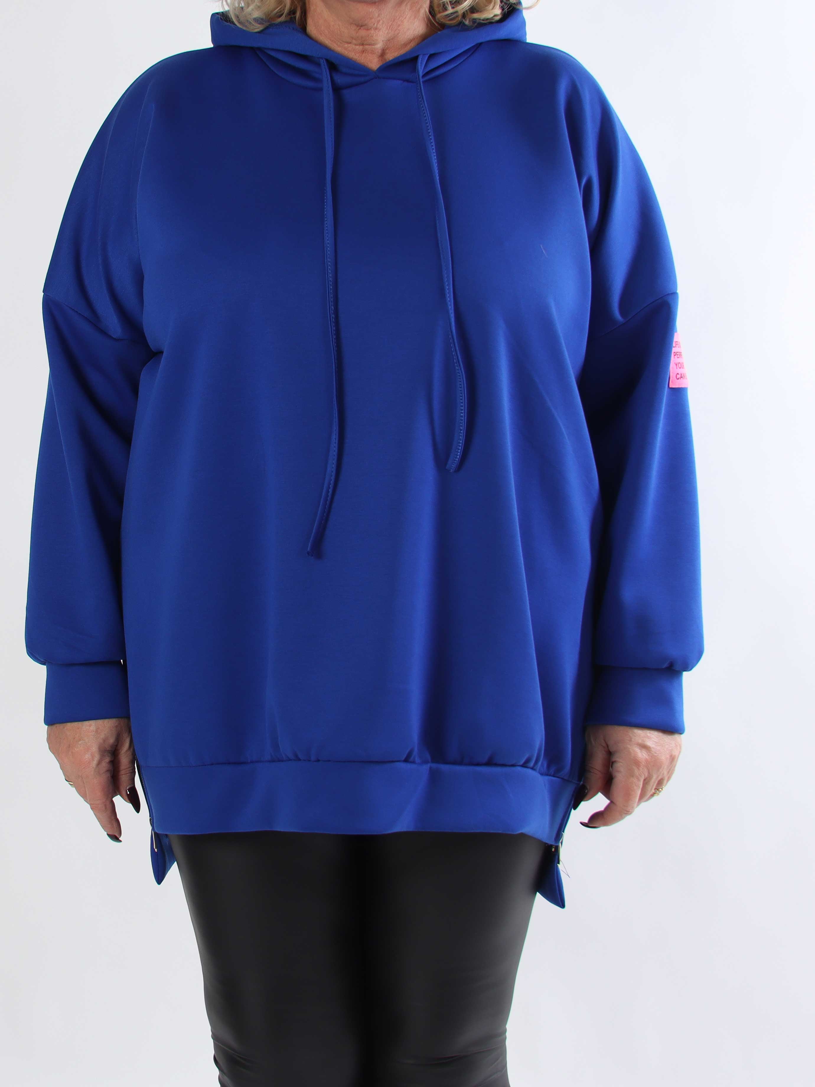Victoria - Plus size hoodie med et pink mærke på ærmet