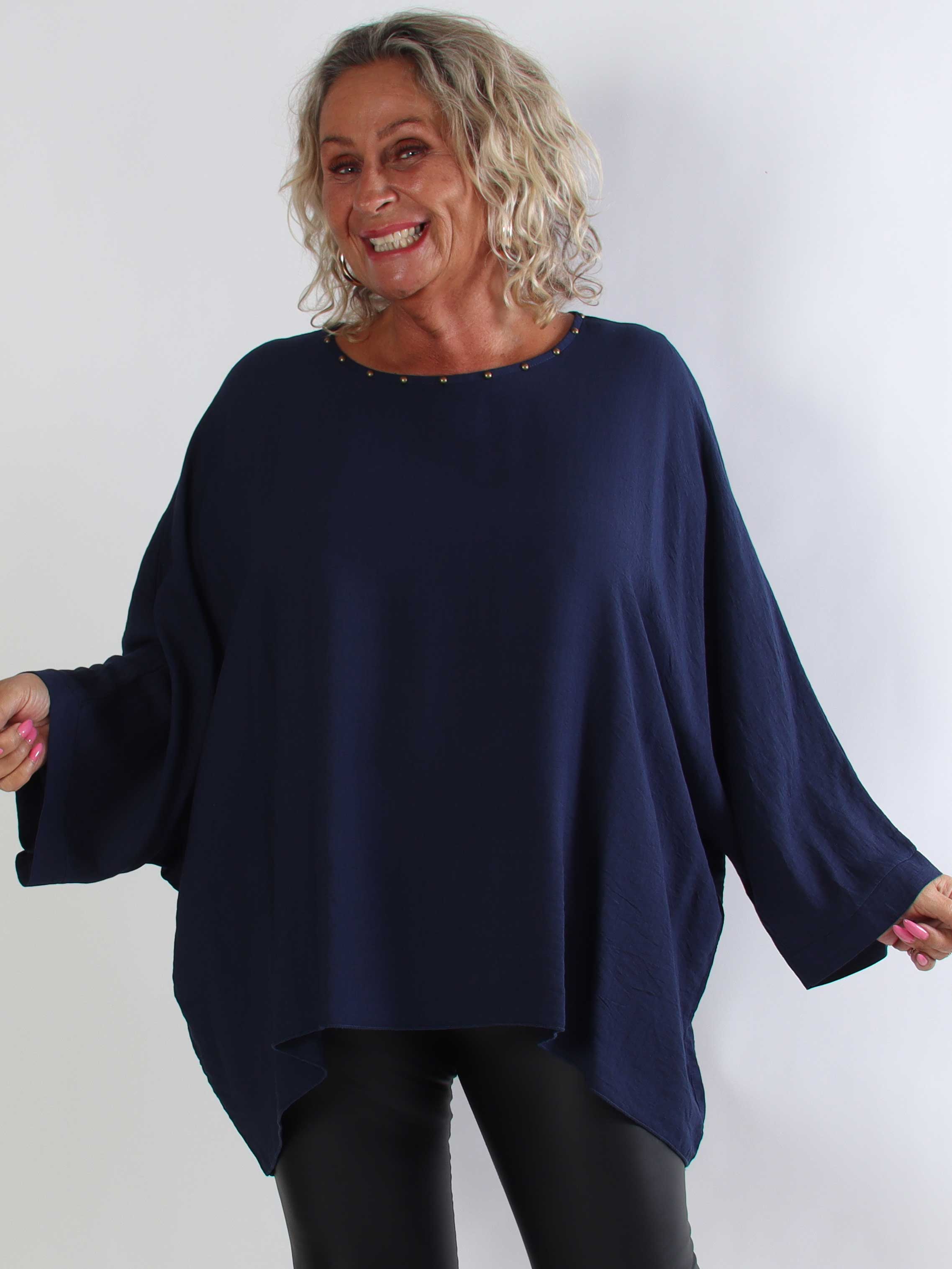 Vienna Shirt - Plus size tunikabluse i viskose med flagermusærmer og fine nittedetaljer