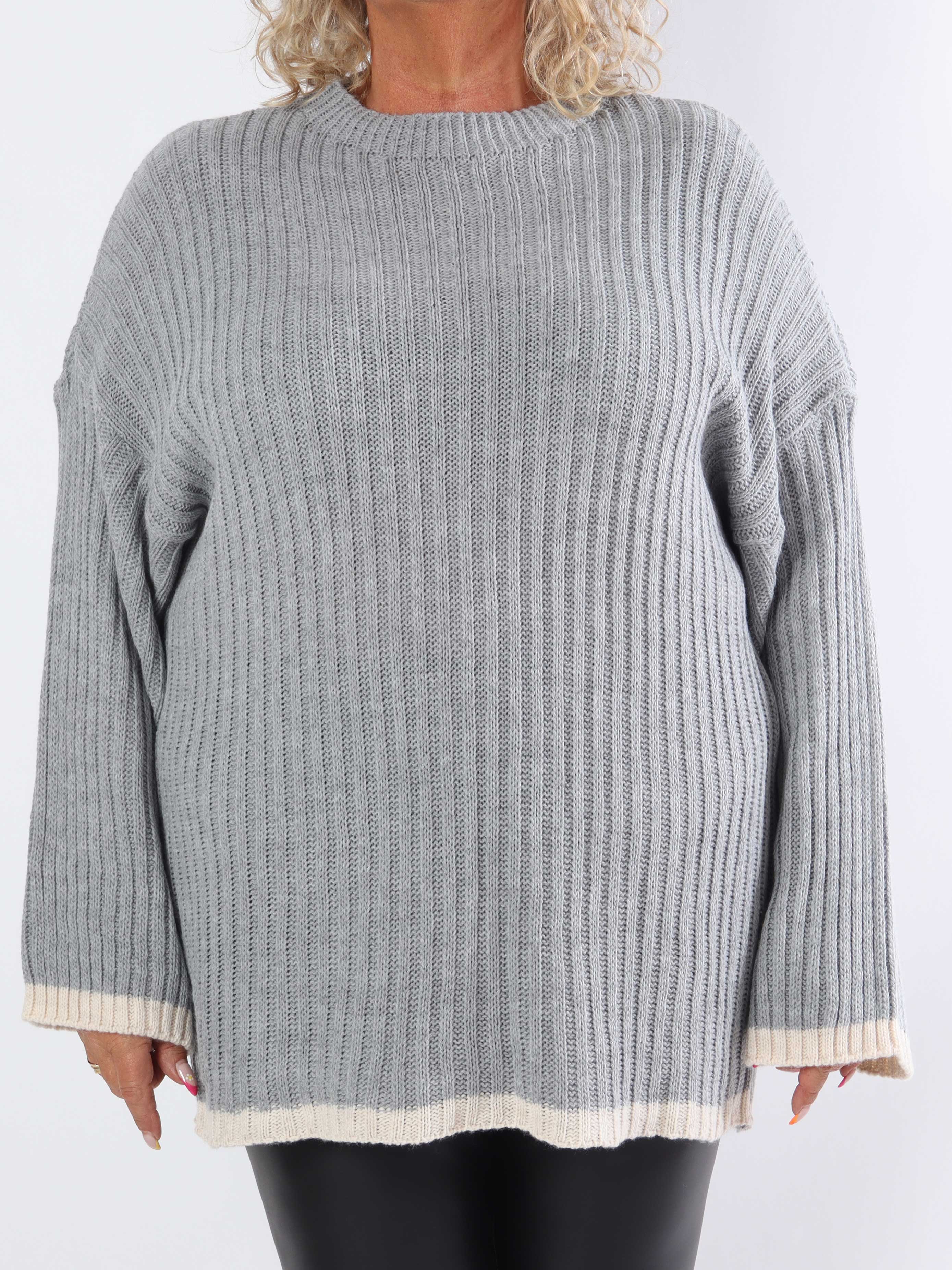 Violet - Stickad blus i plus size med färgad kant