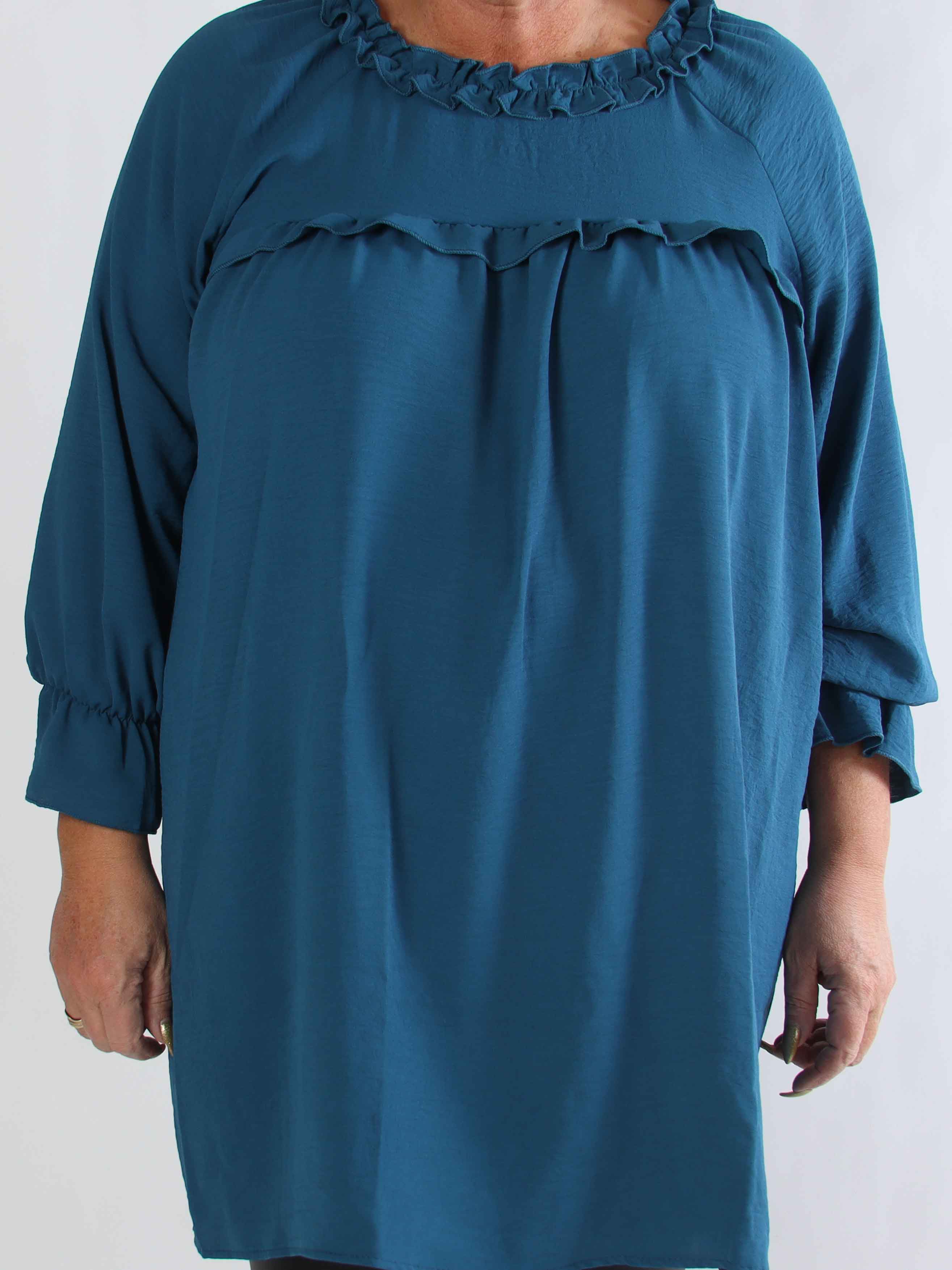 Waleria - Sød plus size kjole i viskose med fine flæsedetaljer