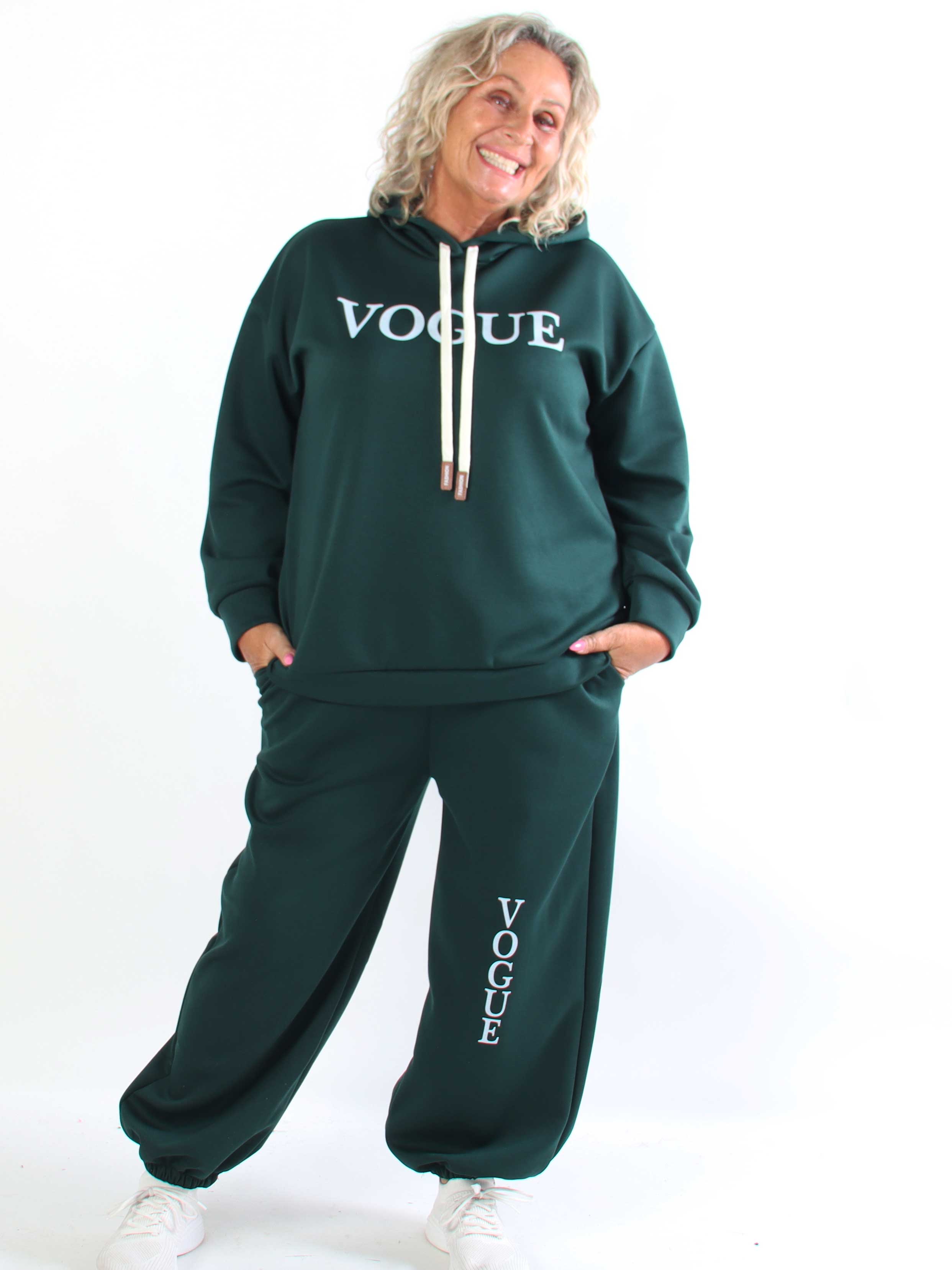 Winona - Blødt plus size joggingsæt i viskose med Vogue stående på bluse og bukser