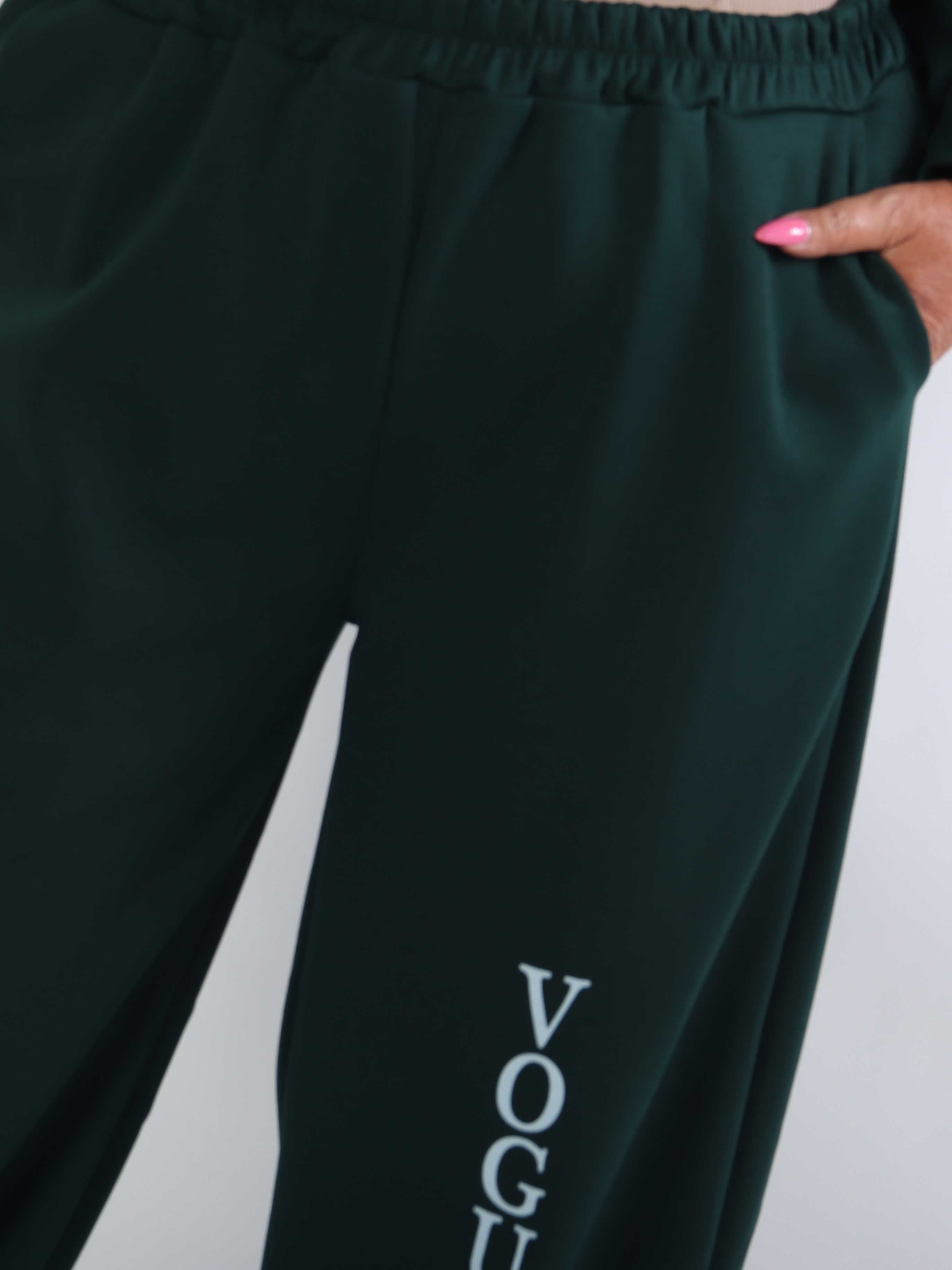 Winona - Blødt plus size joggingsæt i viskose med Vogue stående på bluse og bukser