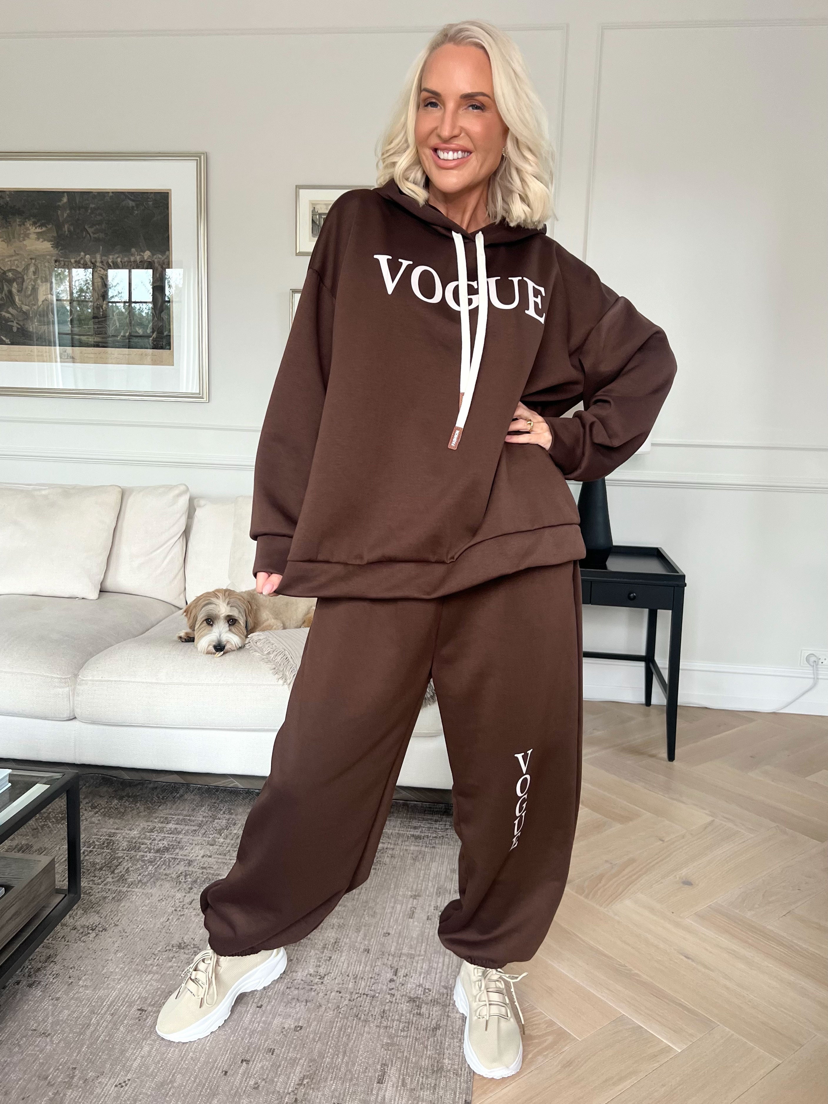 Winona - Blødt oversized joggingsæt i viskose med Vogue stående på bluse og bukser