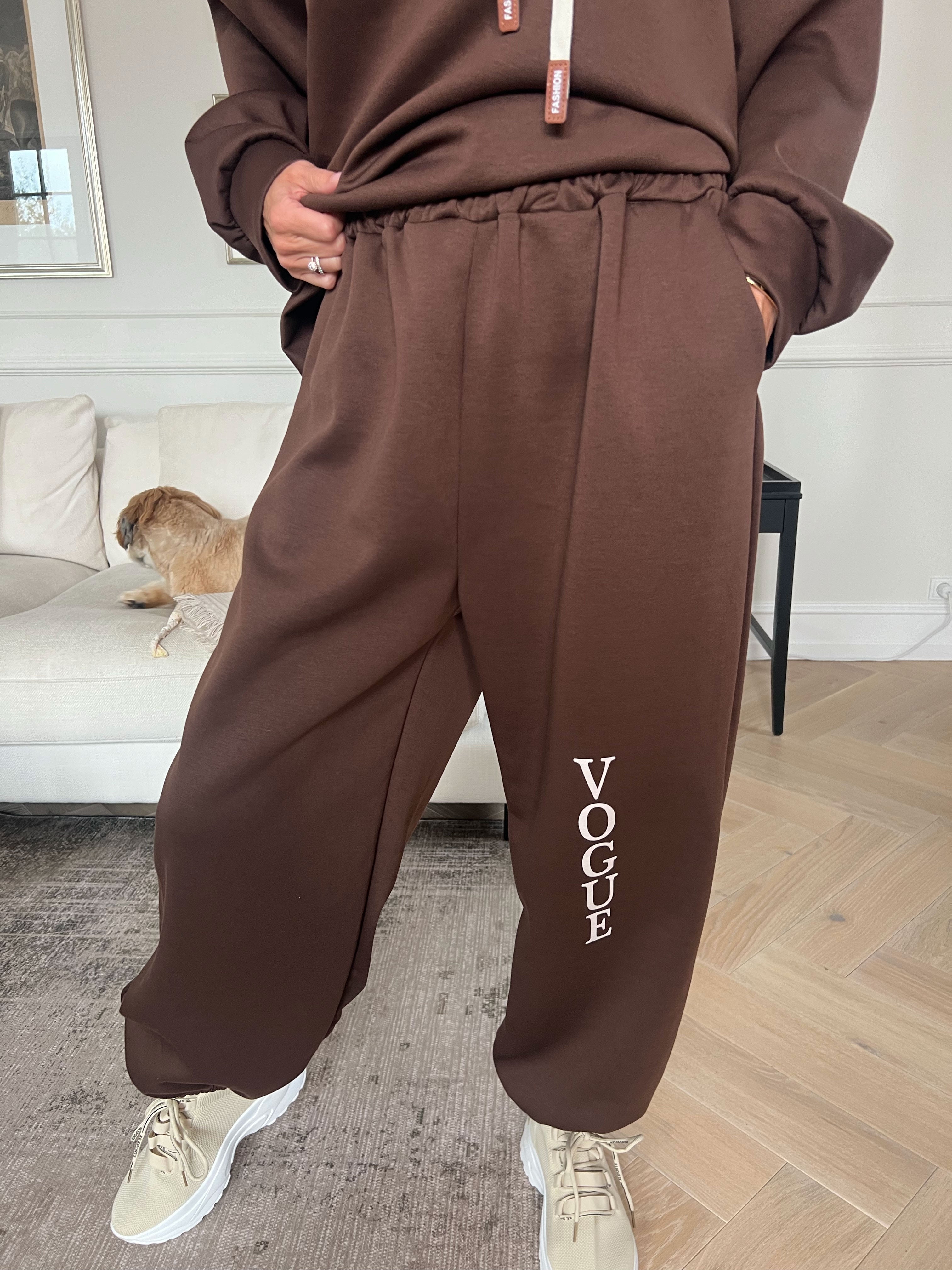 Winona - Blødt oversized joggingsæt i viskose med Vogue stående på bluse og bukser