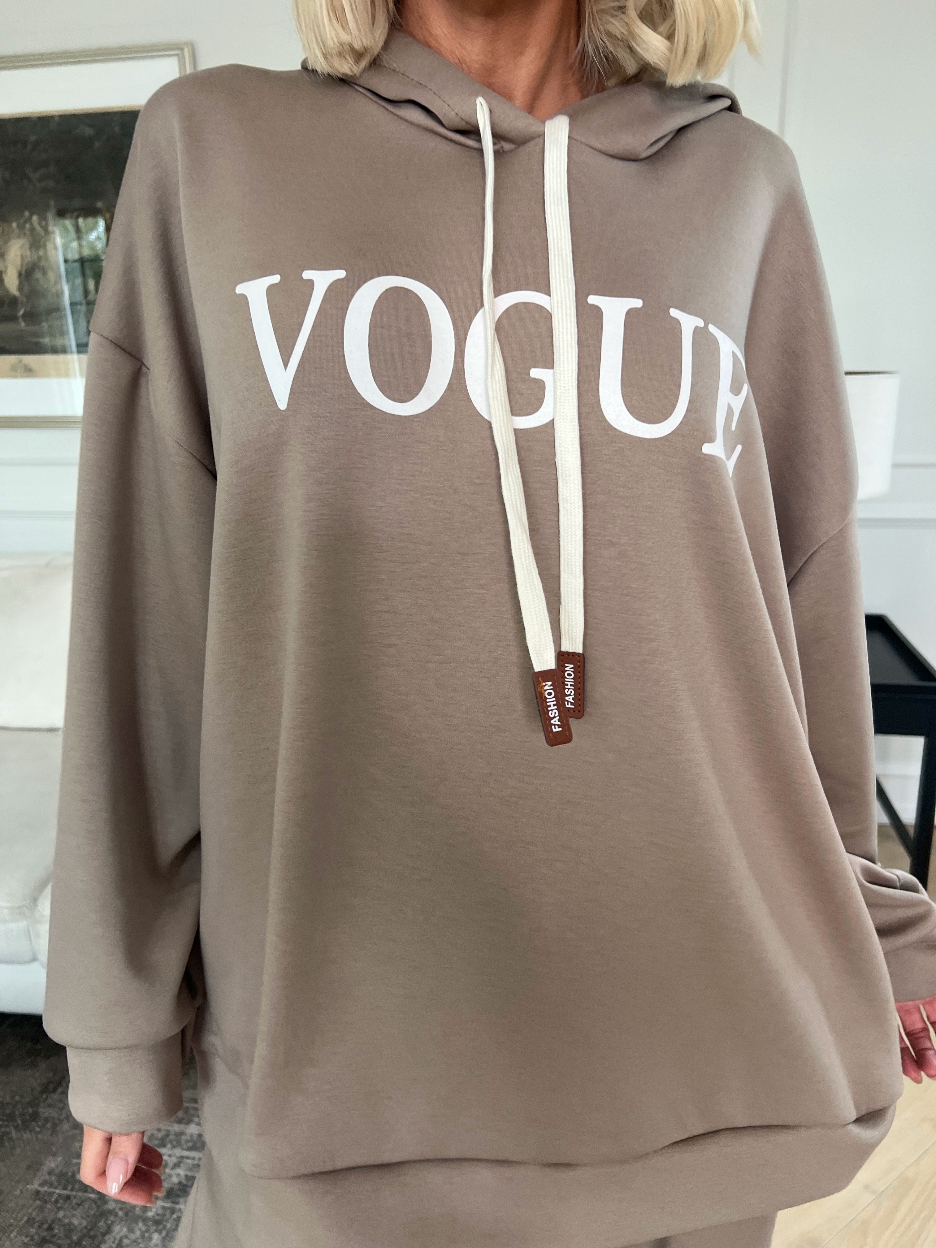 Winona - Blødt oversized joggingsæt i viskose med Vogue stående på bluse og bukser
