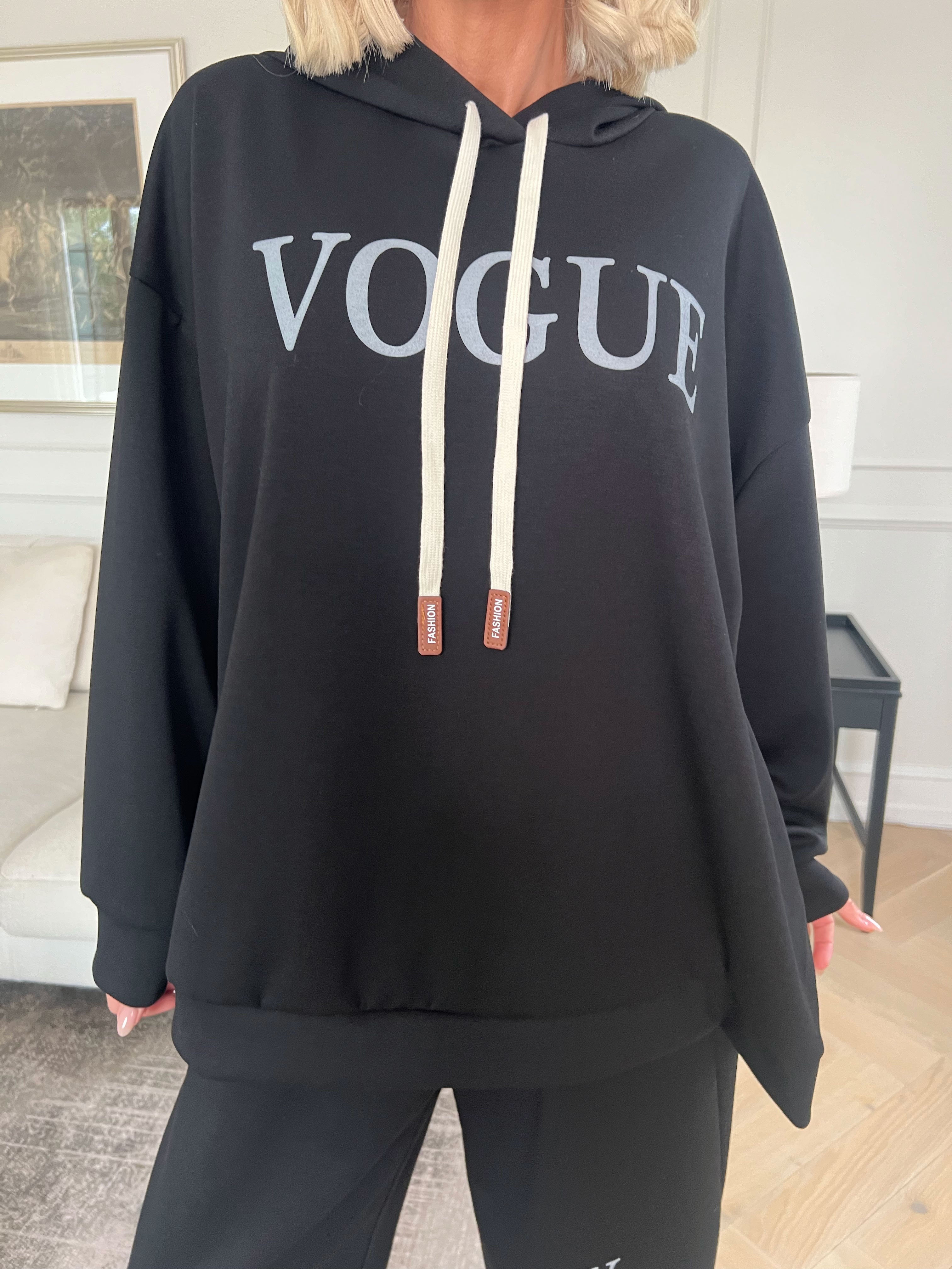 Winona - Blødt oversized joggingsæt i viskose med Vogue stående på bluse og bukser