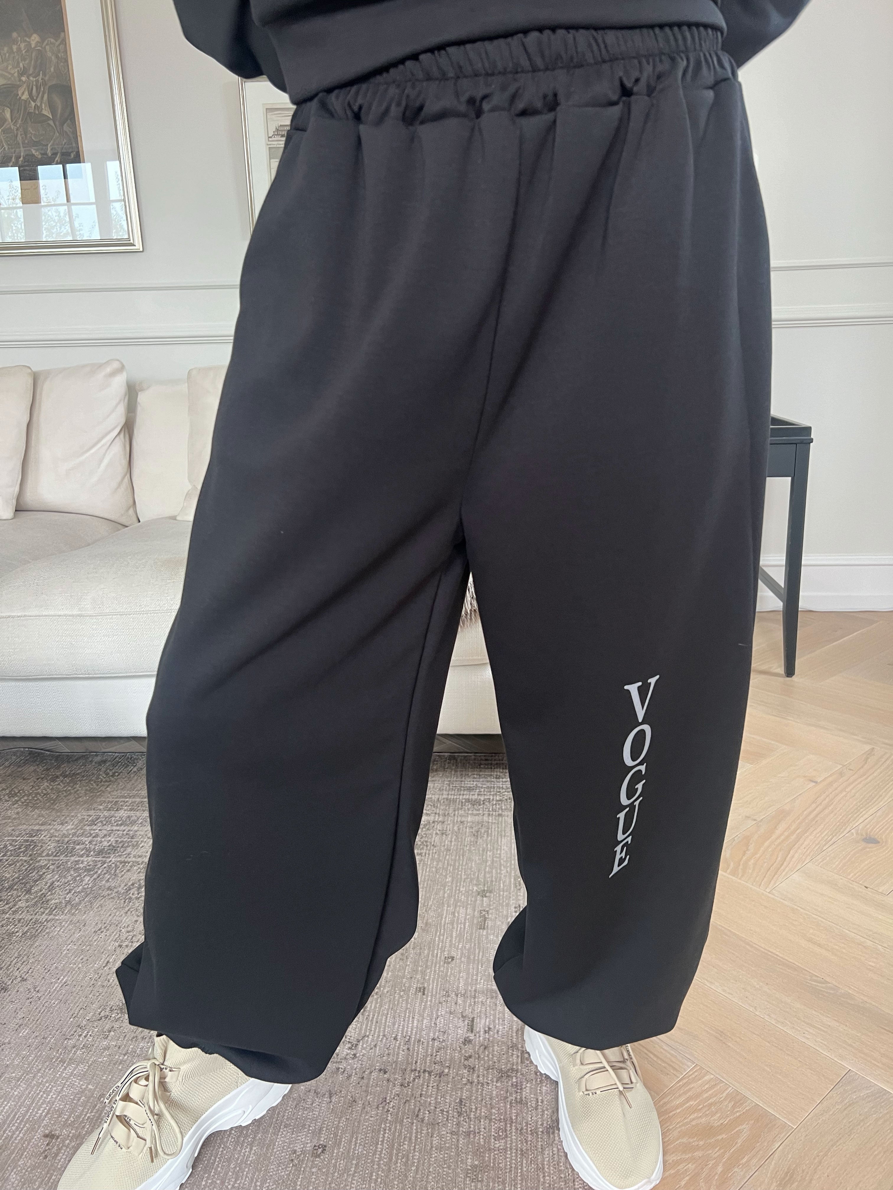 Winona - Blødt oversized joggingsæt i viskose med Vogue stående på bluse og bukser
