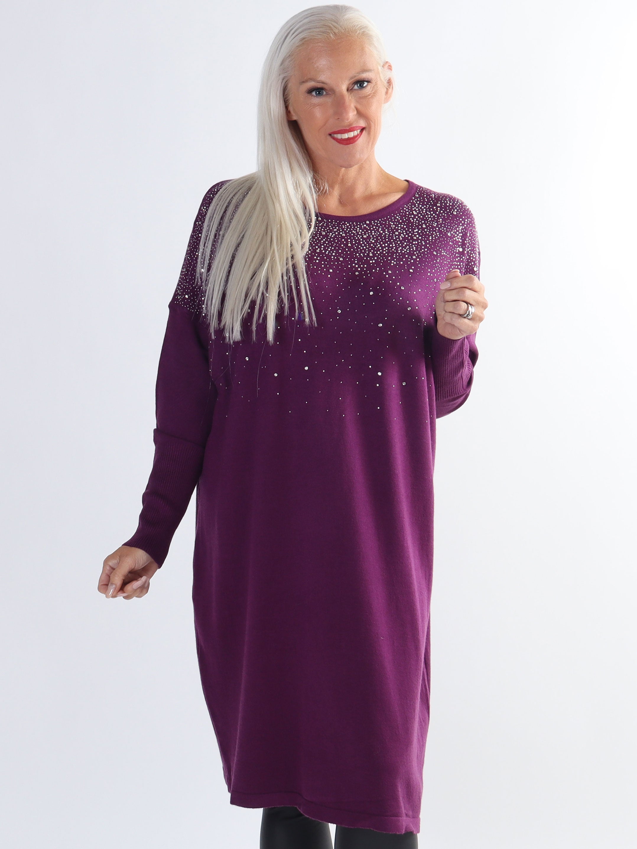 Yasha - Mjuk stickad plus size klänning i elastiskt tyg utsmyckad med strass