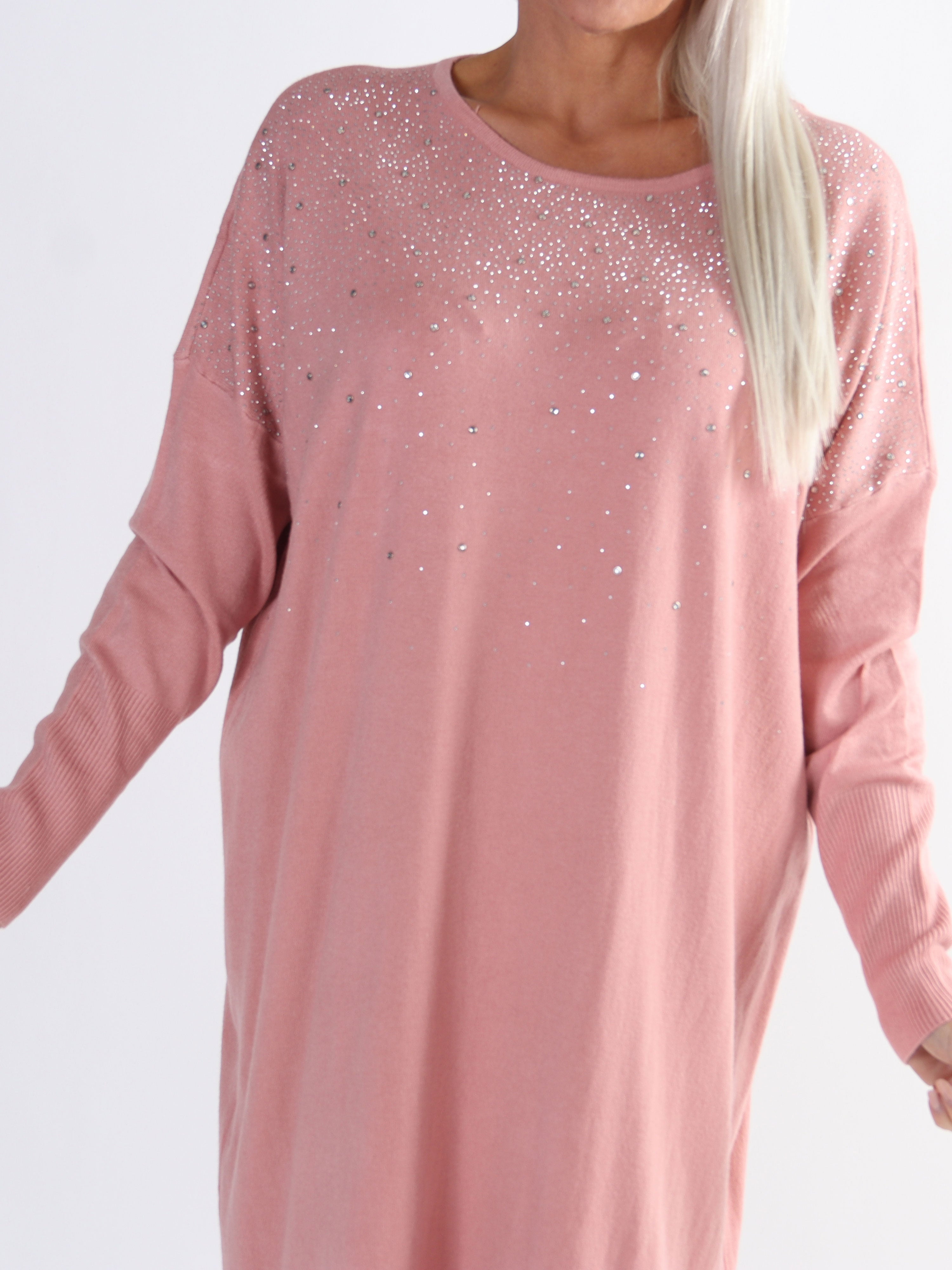 Yasha - Mjuk stickad plus size klänning i elastiskt tyg utsmyckad med strass