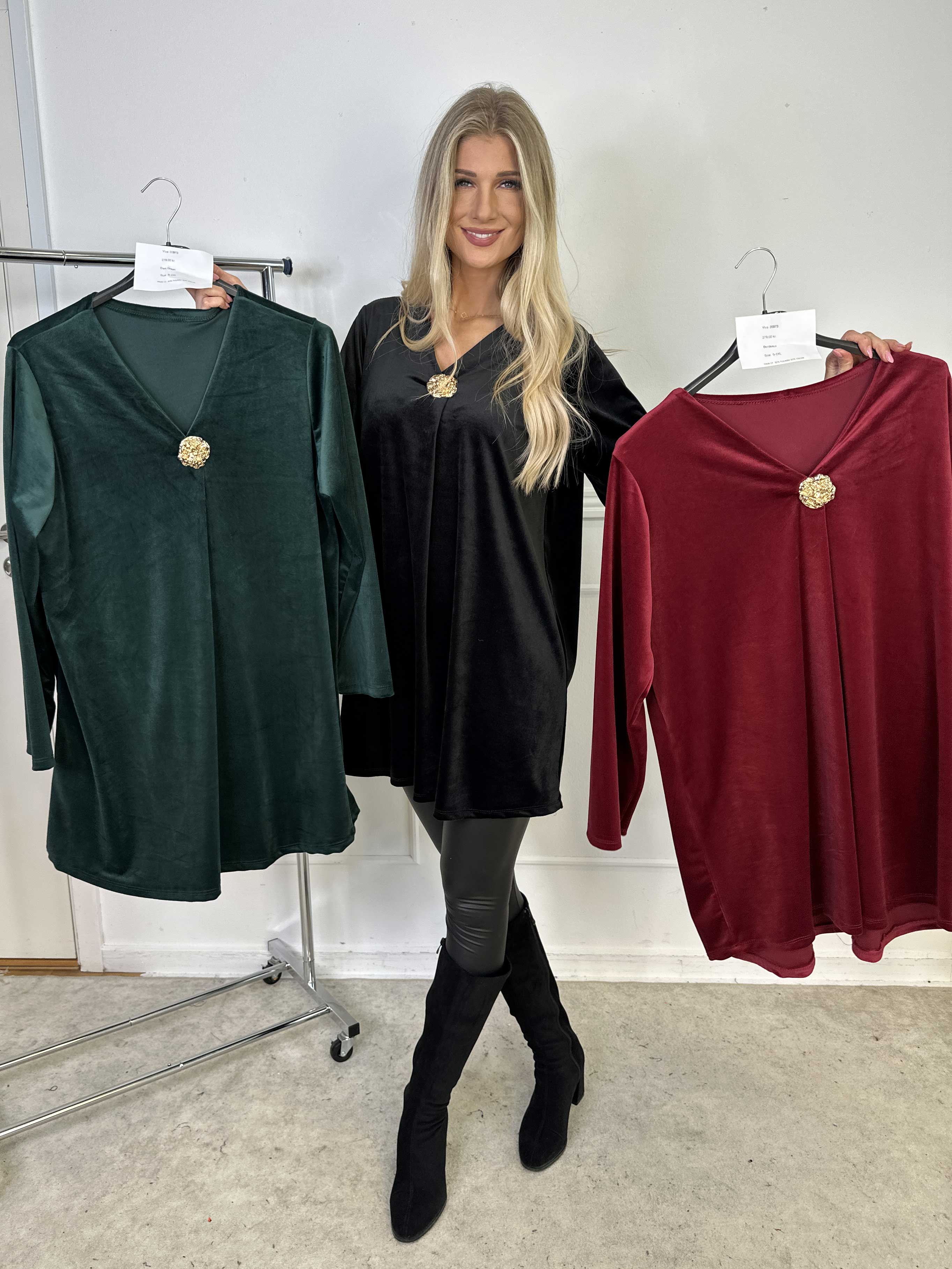 Ylva - Mjuk tunikaklänning i velour med guldfärgad brosch