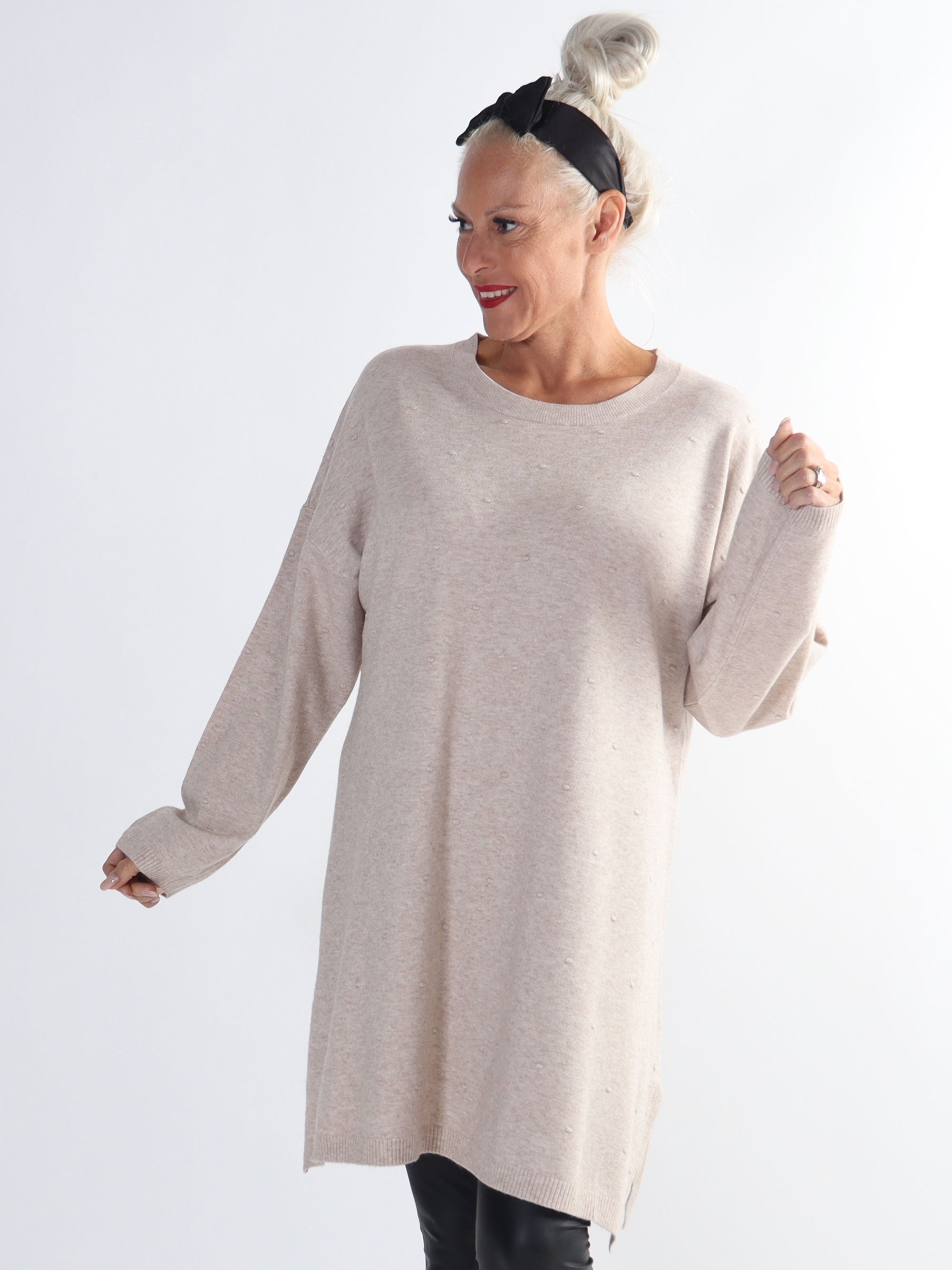 Zina - Plus size tröja med prickiga detaljer i tyget