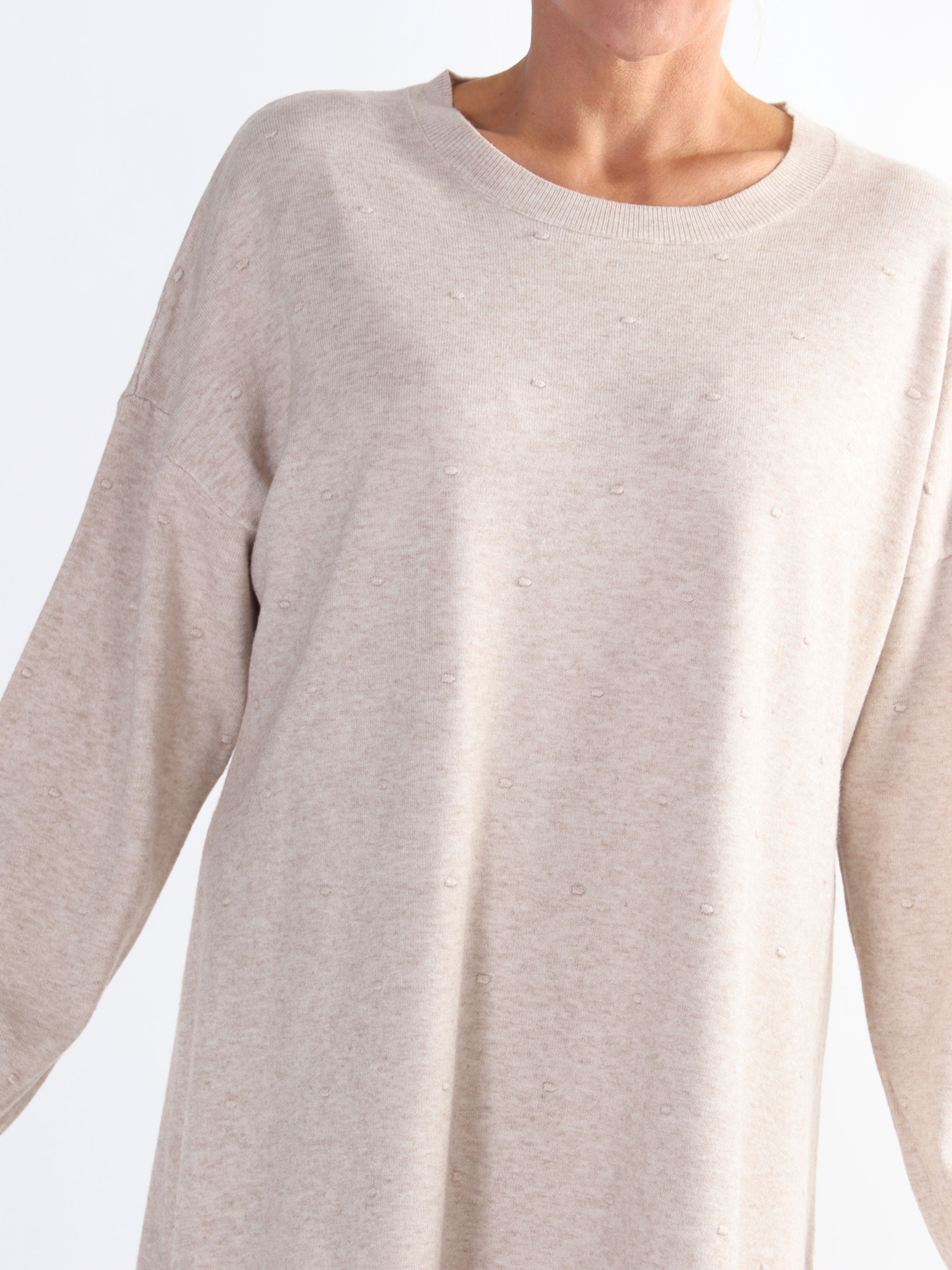 Zina - Plus size tröja med prickiga detaljer i tyget