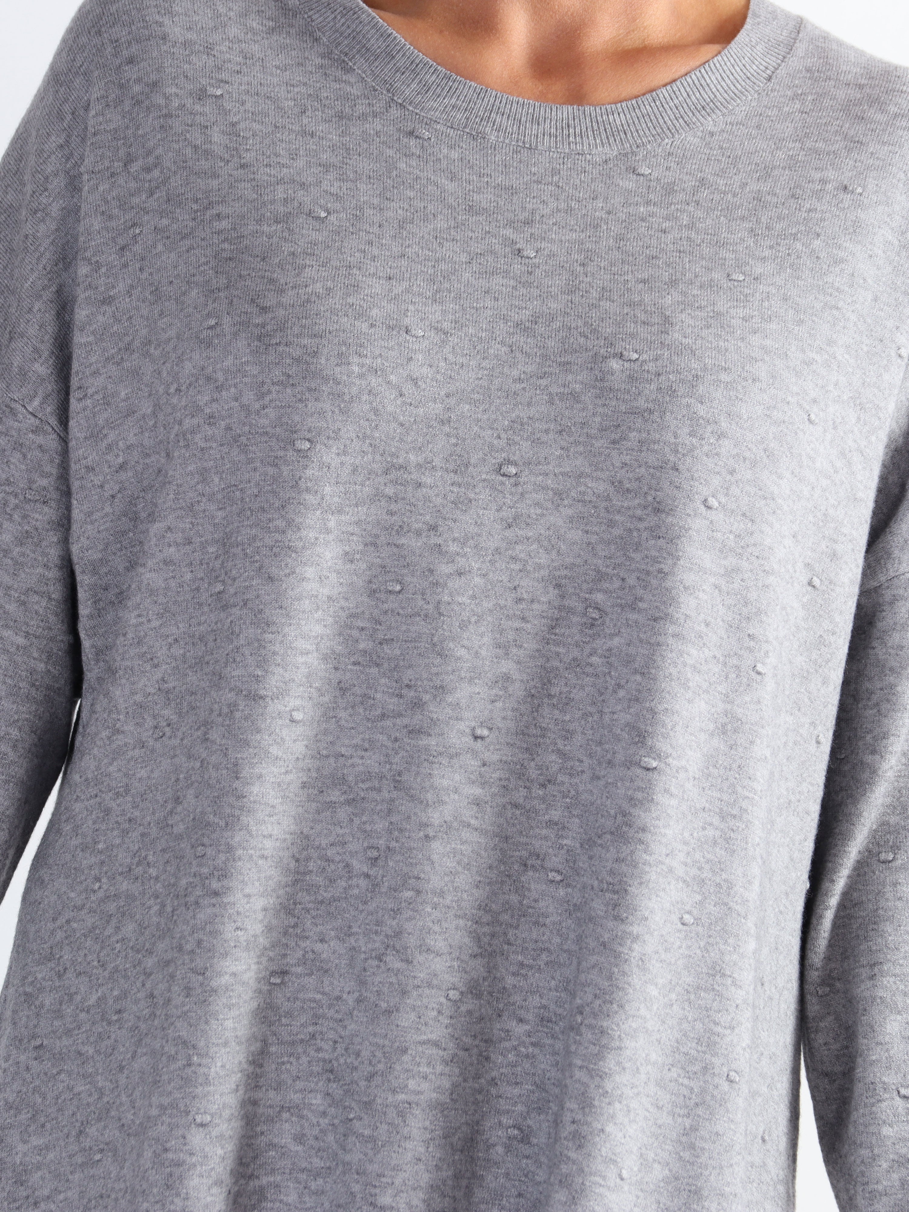 Zina - Plus size tröja med prickiga detaljer i tyget